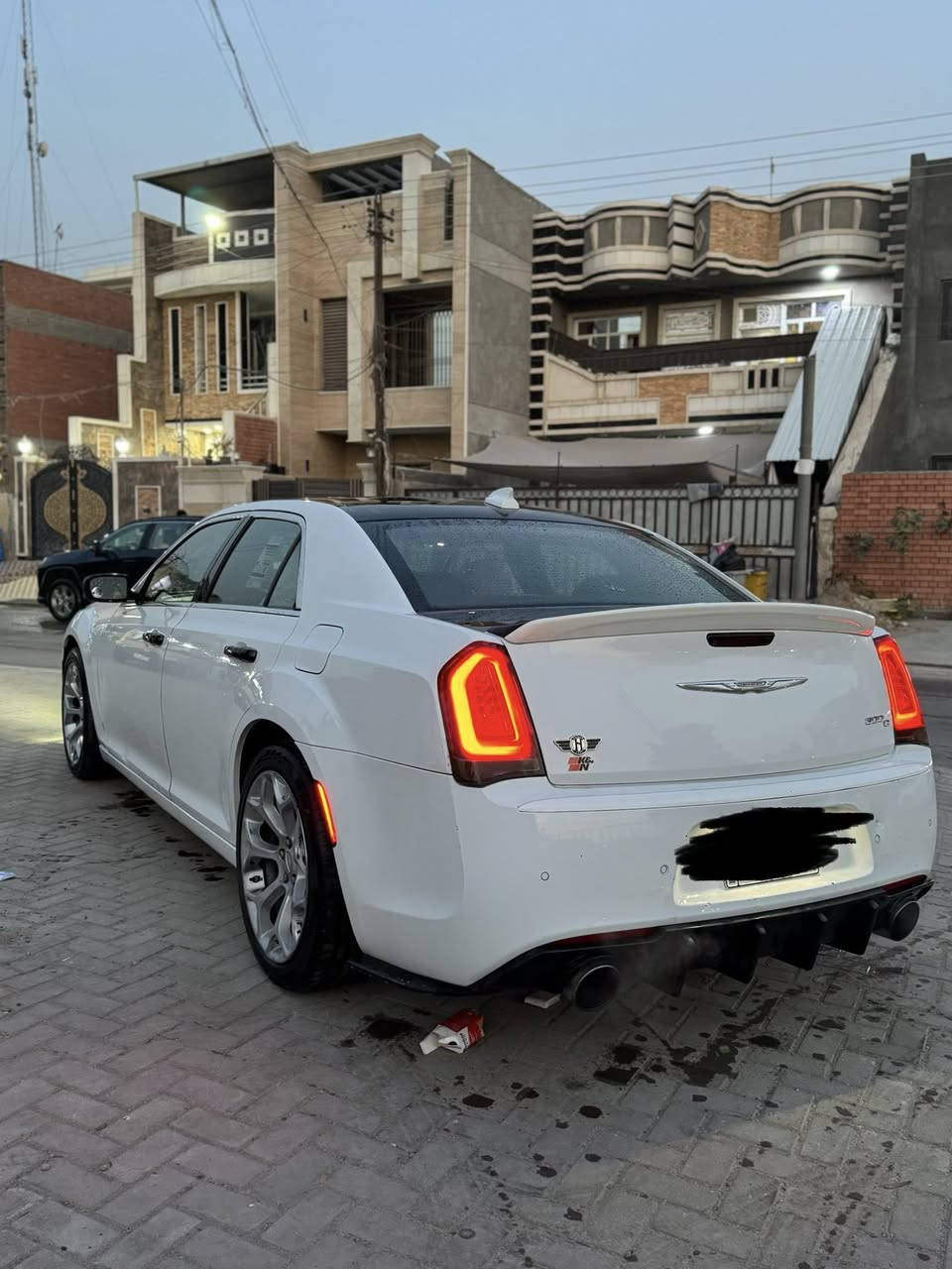 كرايسلر 300c بلاتينوم ليكجري سيريس
فول للأخير 
قياده ذاتيه
نضام تحديد المسار التفاعلي
نضام كروز كنترول التفاعلي (مثبت سرعه )
نضام مانع الاصتدام 
حساس امامي خلفي 
رادار امامي وجانبي 
عدسات LED
‏LED داخلي متغير 64لون
كشنات ودشبول جلد ابيض واسود 
تدفئة وتبريد الكشنات 
اكواب ثلاجه تسخين وتبريد 
بانوراما 
مكينه 3.6 V6
فلتر شوته K&N (ينغسل)
ويل 20 عنكبوت كروم 
اشاره بل مري الجانبيه 
كامره دواره 
شاشه ابل كار بلي & اندرويد اوتو 
نضام الصوت هارمن كاردن ( نفسه الي مستخدم بسيارت المارسيدس والبي ام 
نضام تعتيم المرأة 
كير S مو L وشفتات ستيرن 
نضام SPORT 
حادثها كما موضح بلصور 
البيبان مبدلات نفس اللون
وبيهم بارد 
تصليح الامارات 
السياره موديل ٢٠١٧
مرمز ٢٠٢٠
بغداد مشروع وطني تداور باي مكان 
(السياره بدون ايرباك )
الرقم  ***********
بغداد حي الجامعه
