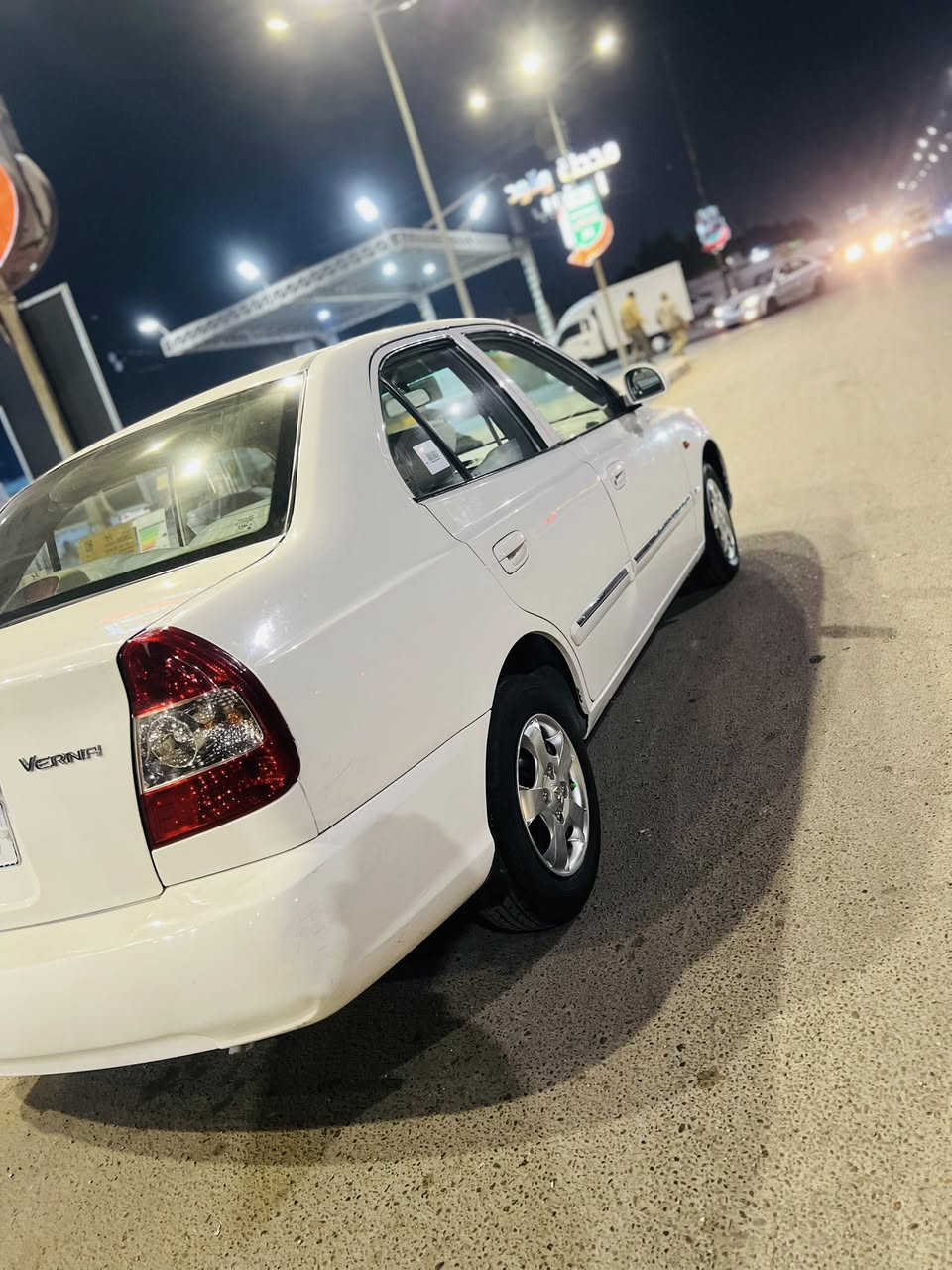 سلام عليكم 
فيرنا 2012 
مكفوله كفاله عامه مكينه كير  اوتماتيك برغي ما مفتوح بيها 
مكفوله من صبغ وتبديل وتعمير تخم تاير جديد  
كهربائيات كله جديد وشغال 
ماشيه 99 ألف حقيقي السياره ما بيها أي نقص 
مكان السياره بلديات 
***********
