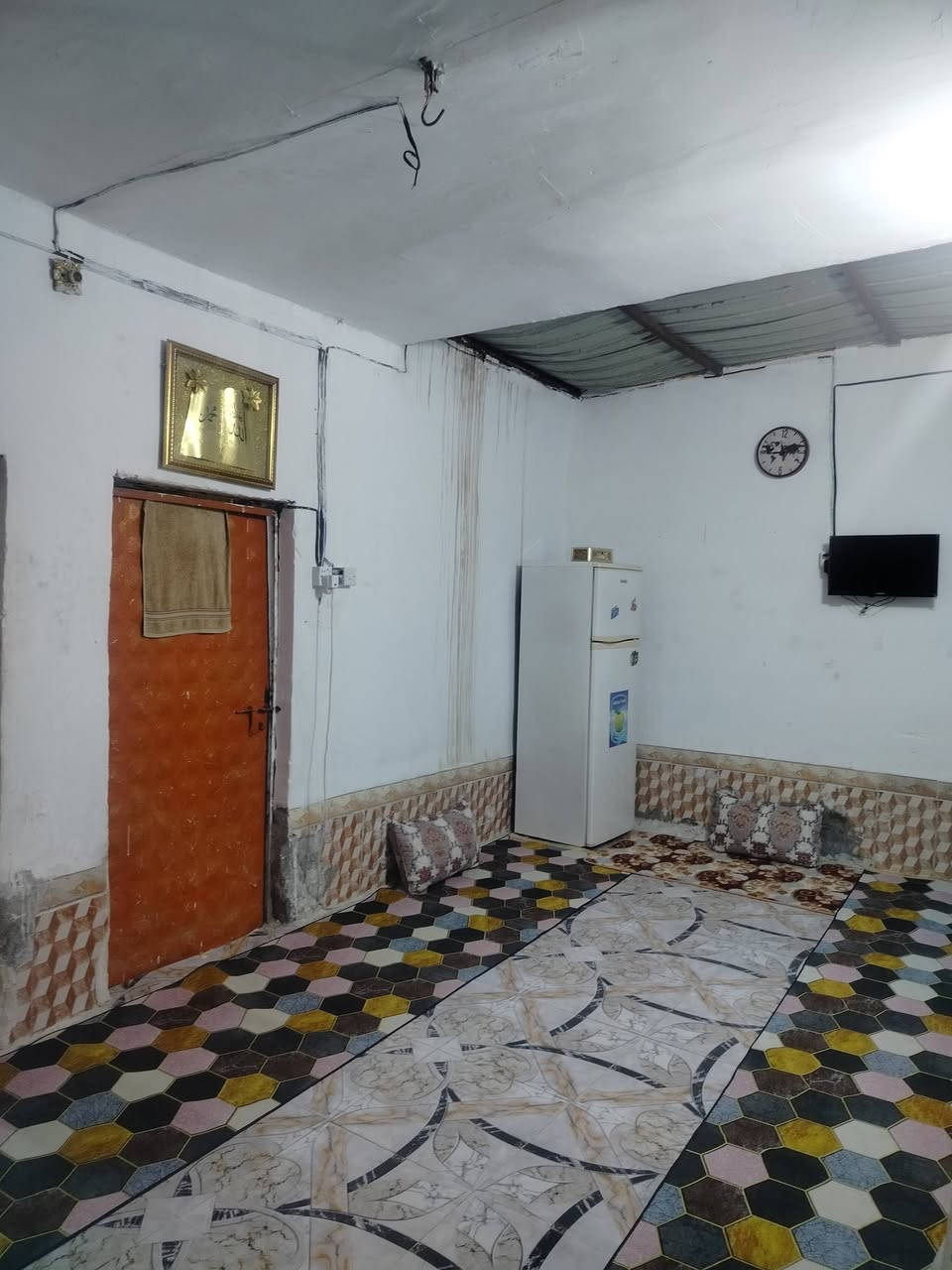 سلام عليكم بيت زراعي للبيع المساحه 112 متر 
يحتوي على غرفه وصاله ومطبخ وصحيات ومنوور 
الموقع خلف دور الشهداء 
الرقم ***********
