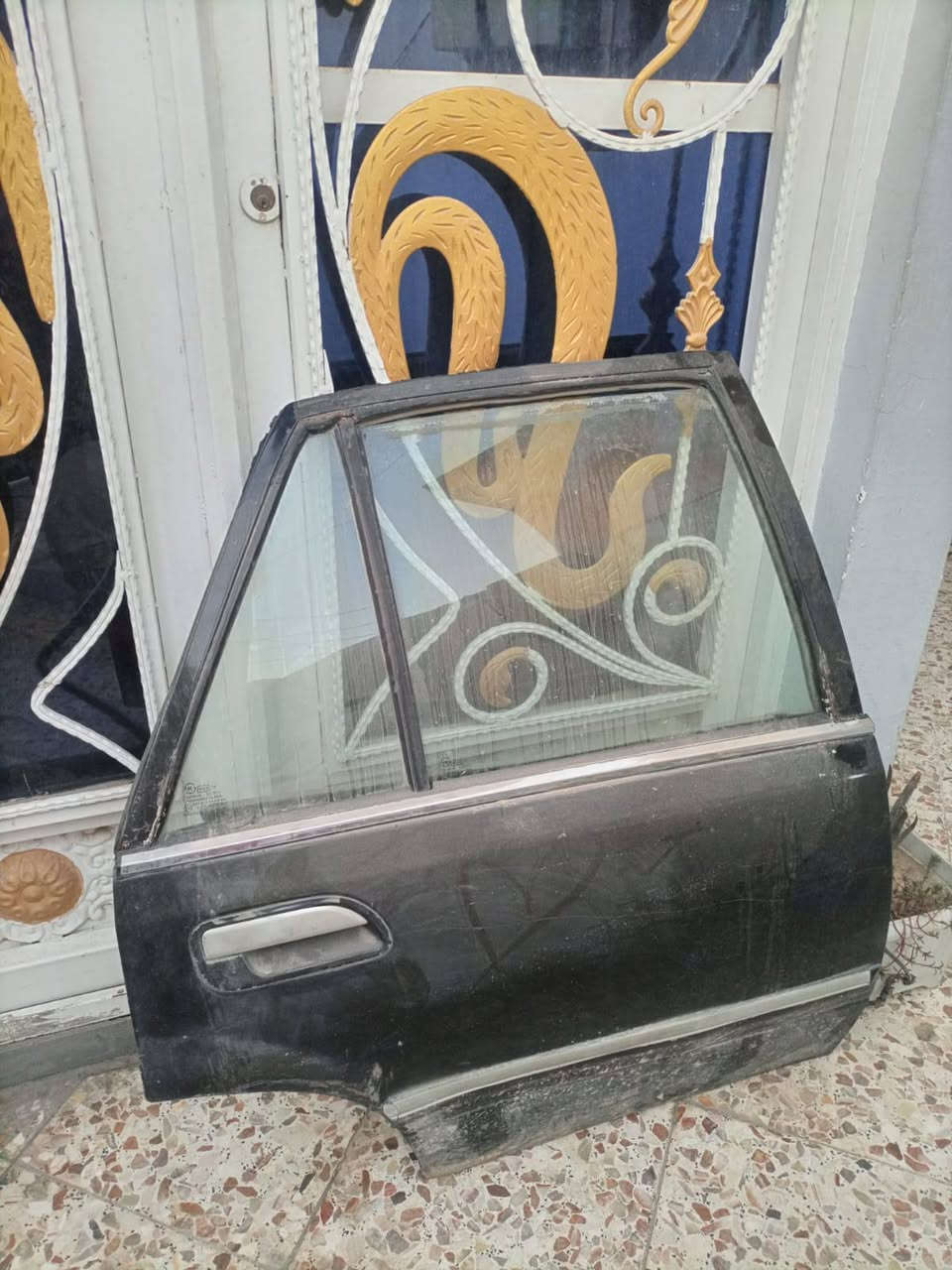 للبيع ابواب خلفيةبرنس مع ظفيرة وعقل عدد ٢ سعر٢٠٠ بيهن مجال نجف***********
