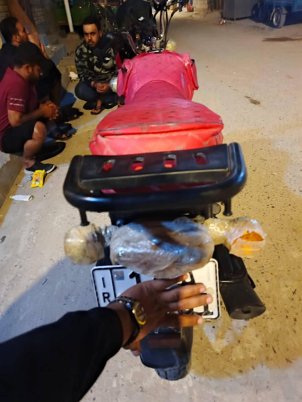 السلام عليكم شباب دراجه بوكسر لبيع رقم وسنويه لوحات نكليزي مديل 23 دراجه مكفوله كفاله
عامه من كلشي  مستعجل عله بيعته كلش مكاني بصره نتصل وتدلل ***********
