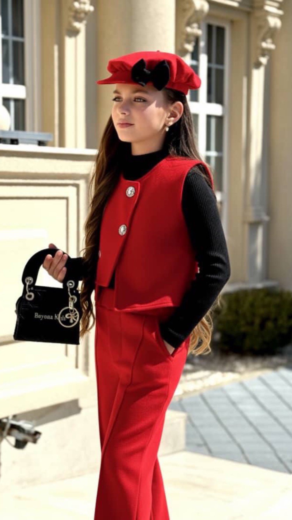 هذا الفستان الجميل يناسب الأطفال للمناسبات الخاصة مثل الاعياد وحفلات الكريسماس. مصنوع بدقة من القماش التركي، يتميز بتصميمه الكلاسيكي بنقشة الكاروهات الأحمر مع لمسات من الدانتيل الأبيض عند الياقة والأطراف. الفستان مزود بقوس أسود صغير لإضفاء لمسة إضافية من الأناقة.