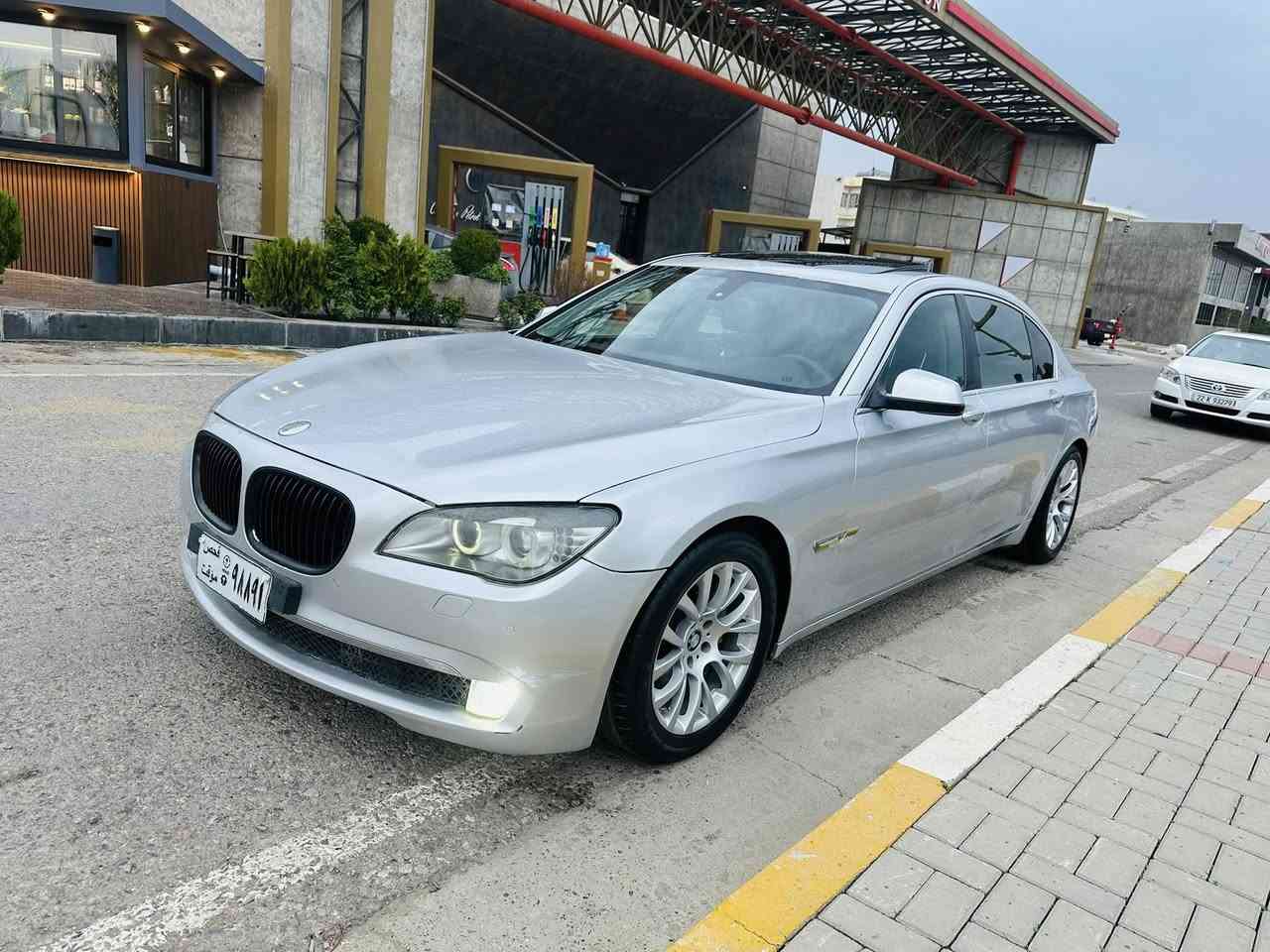 سعری لە خوار هه موبازار ١١٥ گەڵا
بی ئێم 730 i 
مۆدێل 2012
مەکینە V6
ئارمی بلاستیک بەشەرتی ئەو لیات و خرامە بۆیاخی نییە سە یارە لۆک لۆکە 
شه ش بستؤن نؤزل كورت 
مواسفات فوول سلایت
***********
