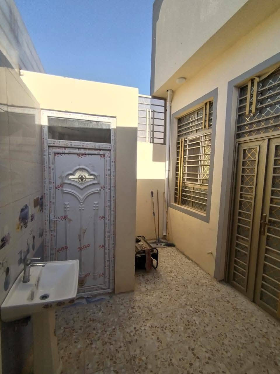 مكتب ولايه علي 

بيت للبيع المساحه 150متر طابو زراعي سند 25

بنيان جديد درجة اولى 
طابوك أساس وسقف صب كونكريت مسلح جاهز ماعايز شي 

مبني فيه غرفتين نوم وصاله واستقبال ومطبخ وصحيات داخليه وخارجيه وطارمه ومكشوفه 

العنوان شارع المطار الجديد خلف مجمع جوهره العرب 

السعر المطلوب 75  مليون وبي مجال 

للاستفسار اتصال أو واتس اب 
مكتب ولايه علي 
***********
أبو علي العبدلي
