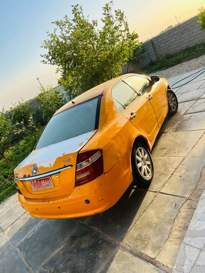 السلام عليكم سياره جلي موبل. للبيع 13. راعي موجود بس سنويه ساحبتها هيئه  عليها 200. شاشه سستمً سماعت جديد حداديه 60/100.  محرك محور كورلاا 1800. كير عادي. كالها شغاله رقم احمر  بصره.  رقم واتساب ***********
