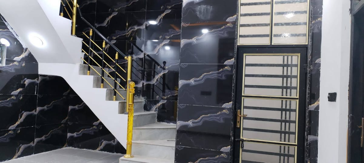 بسم الله الرحمن الرحيم 
دار للبيع المساحه 150 متر حي العسكري المربع الاول بناء جديد درجه اولى صب مركزي طابوق نهروان الطابق الاول غرفتين وصاله واستقبال ومطبخ ومكاشيف 2 صحيات داخليه و خارجيه الطابق الثاني غرفتين وصاله وصحيات السعر 225 مليون مع المجال للاستفسار *********** مكتب الأمير للوساطة العقارية
