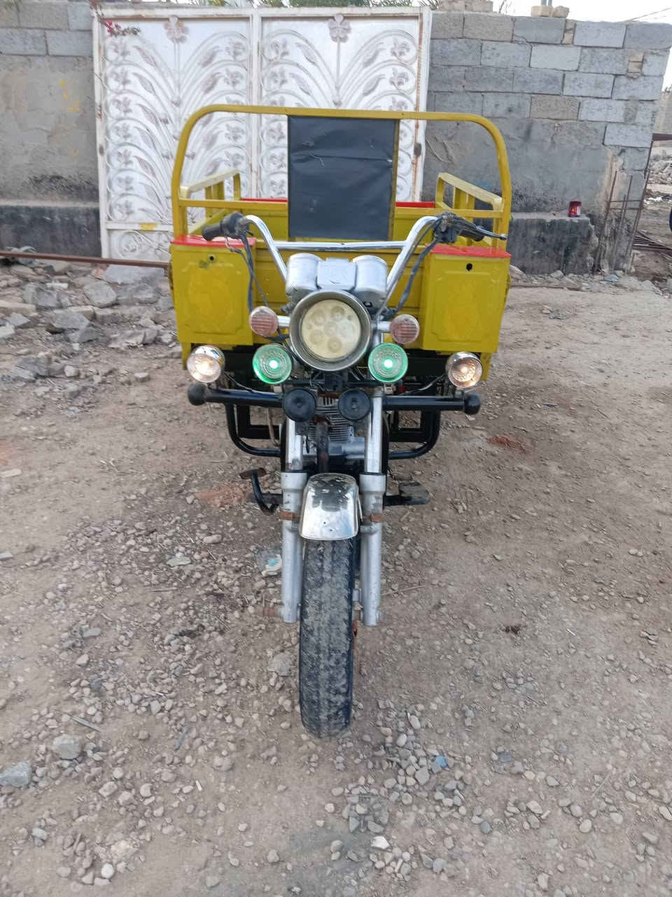 سلام عليكم البيع مديل 2018ركبه وشاصي مكفول من لحيم والخياس شرط الفحص كهربايت كلهه  شغاله ابيع مكفول فقط مصبوغه حراري الجمالية اثر جرد وصبغهه مكاني بلدوانيه شراي ينتصل على رقم ***********
