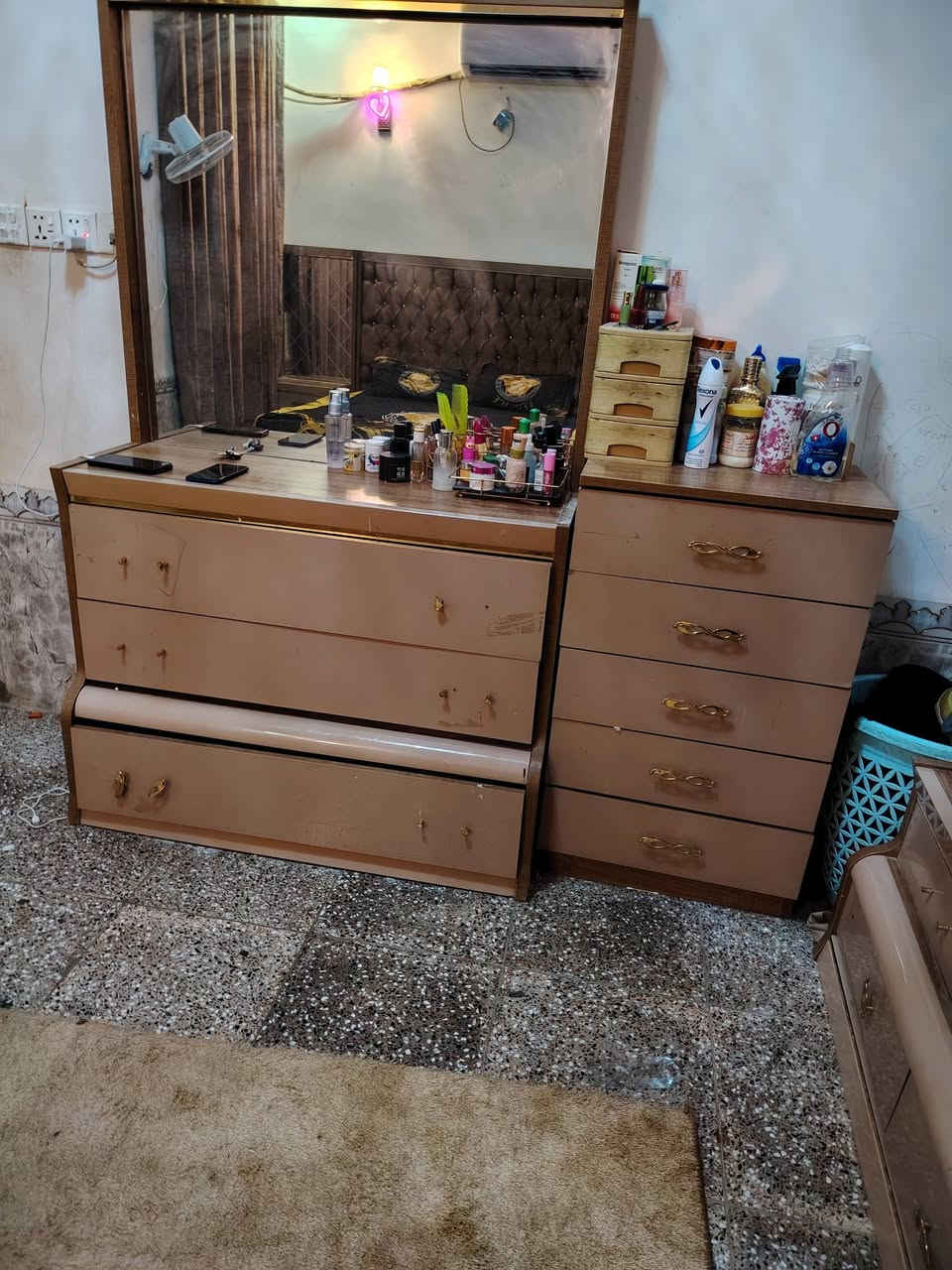 السلام عليكم غرفه تركيه للبيع ضخمه ٨ قطع السعر ٤٥٠ وبيه مجال رقم مبايل ***********
