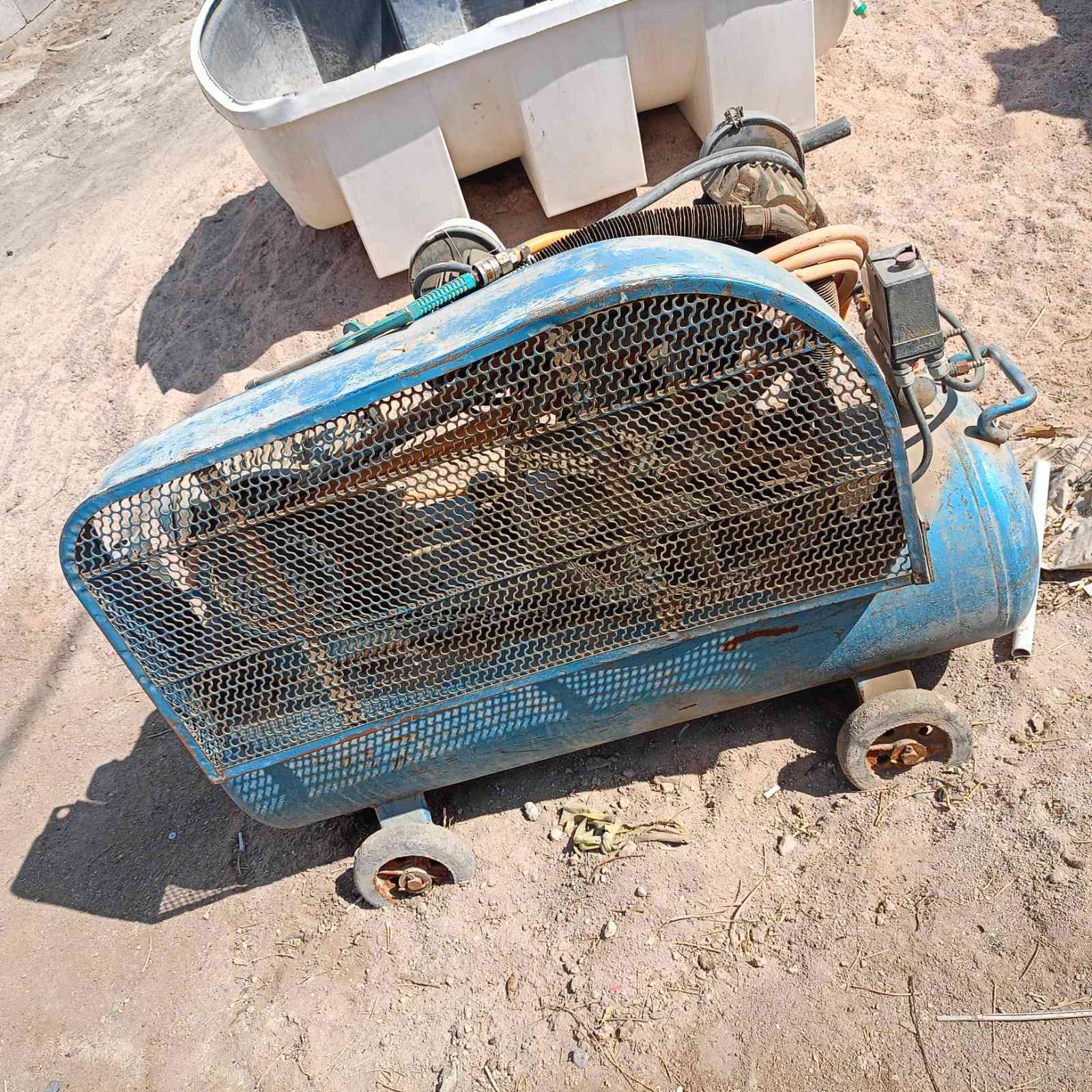 كمبريسر 100 لتر ايطالي شركة بوما الايطاليه الماطور والتاروسه نفس الشركه ثري فيز ، شرط الشغل والفحص ، السعر 300 مكانه البصره قضاء القرنه ***********
