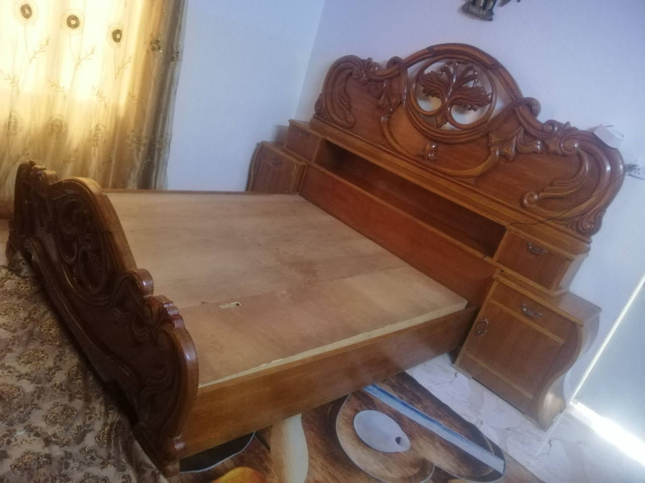 السلام عليكم. 
تخت وميز مراية وزاوية 
شغل درجة اولي ونظيف 
السعر 300الف قفل  
للتواصل الاتصال علي الرقم
*********** واتساب ايضا
