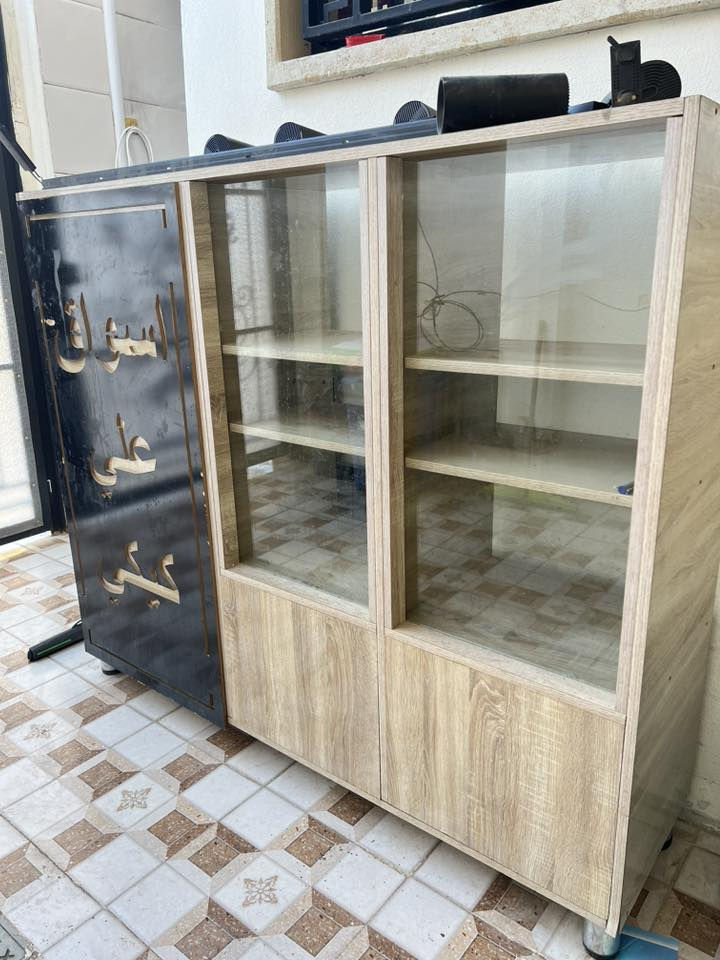 ميز دخل للبيع سعره 160 عنوان موصل التواصل على الرقم ***********
