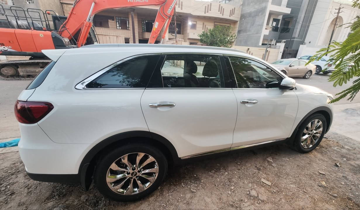 سورينتو 2020 خليجي
محرك 6 سلندر 2 ويل تبريد 3 قطع 7 راكب تحكم ستيرن كامل صندوق كهرباء كشنات امامي كهرباء شحن موبايل وايرليس وبصمات عدد 2 شاشة كبيره لمس كار بلي ماشيه 76 الف حقيقي وقابل للزياده وباقي المواصفات معروفه عدا البانوراما 
وياها هديه جادر مالتها والسياره مدوشمه بالكامل نفس الاصلي يعني كشناتها جديده بالاضافه دوسات حوضيه ( يعني داخلها كله جديد) 
بيها تبديل باب خلف السائق نفس الاصلي بالضبط وبيها سونار كامل من اشتريتها سويته 
سنويه وهزه قبل شهر سويتها
وبأسمي السياره تحويل ثاني يوم
سعرها 275 وبيها مجال بسيط جدا لان السياره نظيفه واستعمال قليل 
هاتف : ***********
