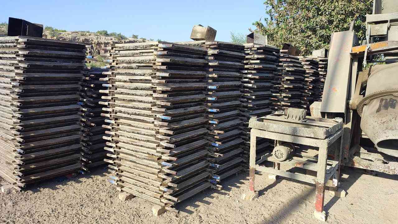 معمل كامل للبيع
قوالب شتايكر 80*80 عدد 100 قالب 4سم جوين عريض 50 جوين رفيع 50
 نظافه قالب 100/80

150 قالب 60*40 4سم نظافه قالب 100/90

خباطه عدد 2 وحده شغاله نضيفه 100/90

وثانيه بس بيه نقص جدر و موطور 
هزاز عدد 1 
***********
***********
