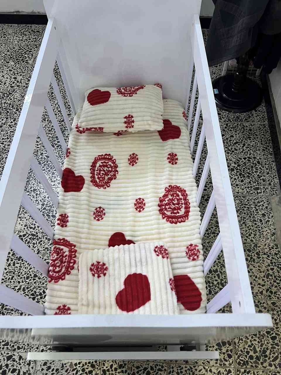 جرباية طفل نظيفة جداً جداً 
الطول 100
العرض 55
هية ودوشكها سوية وبيها جرار خزن جبير
استعملتها وقت قليل جداً يعني تُعتبر جديدة
اريدها ب 80 وبيها مجال 
مكاني بغداد الشعب
 ***********
