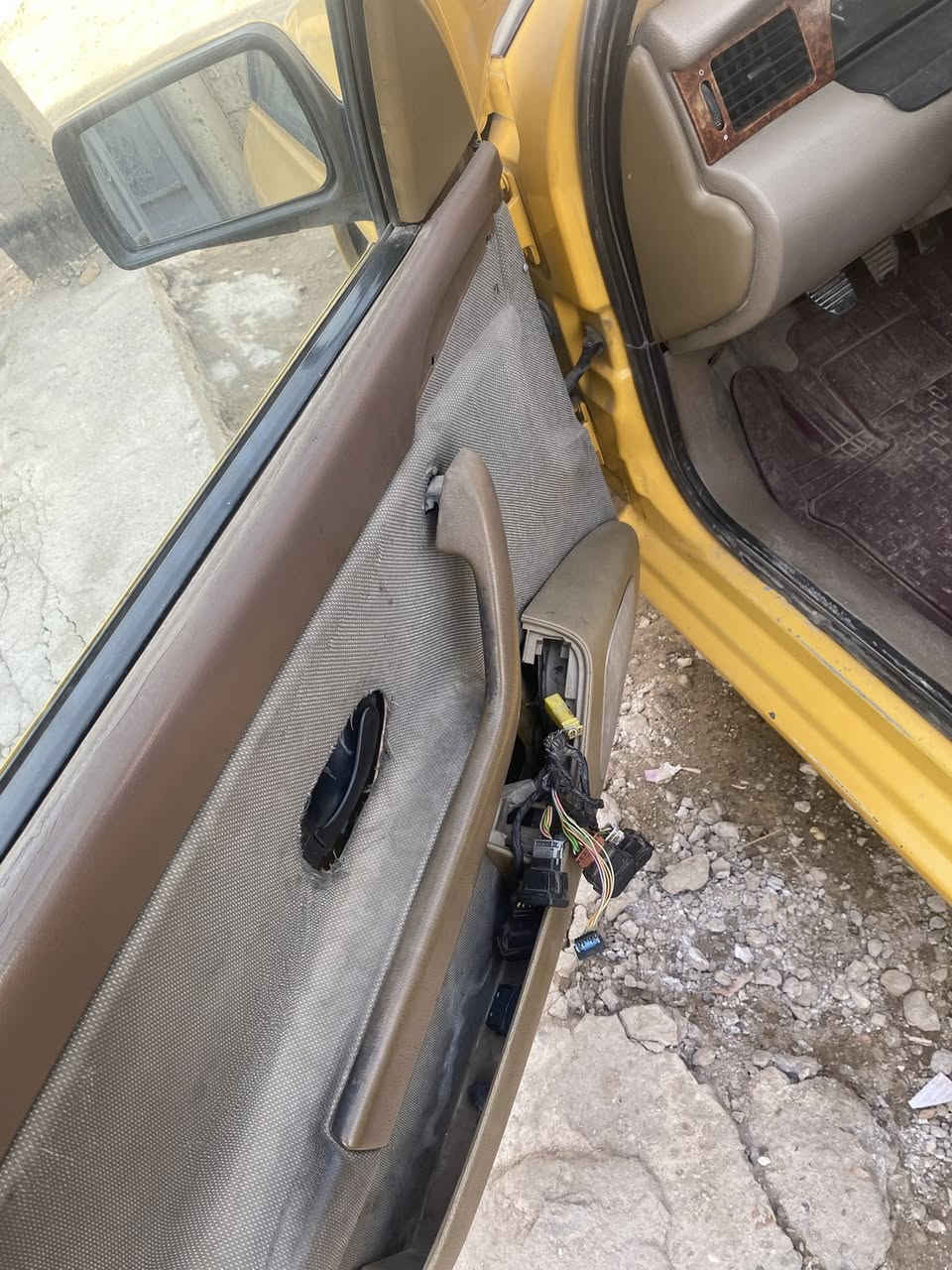 سلام عليكم سمند للبيع موديل ٢٠١٠ اصفر مكينه جديده صار اسبوع من شديتها صدر قبل شهر شديته تخم تاير نضيف تبريد شغال كهربائيات كلها شغاله سياره حلوه ترايك وين مجان سنويه ساقطه ب اسم صديقي ويريد تحويل مكاني الزعفرانيه سعر٣٢ وبيها مجال جدا بسيط  
  مصفره هيئه وماعليها اي غرامه


**إذا كنت صاحب هذا الإعلان وتريد حذفه لأي سبب، رجاءا أرسل رسالة إلى الدعم الفني**