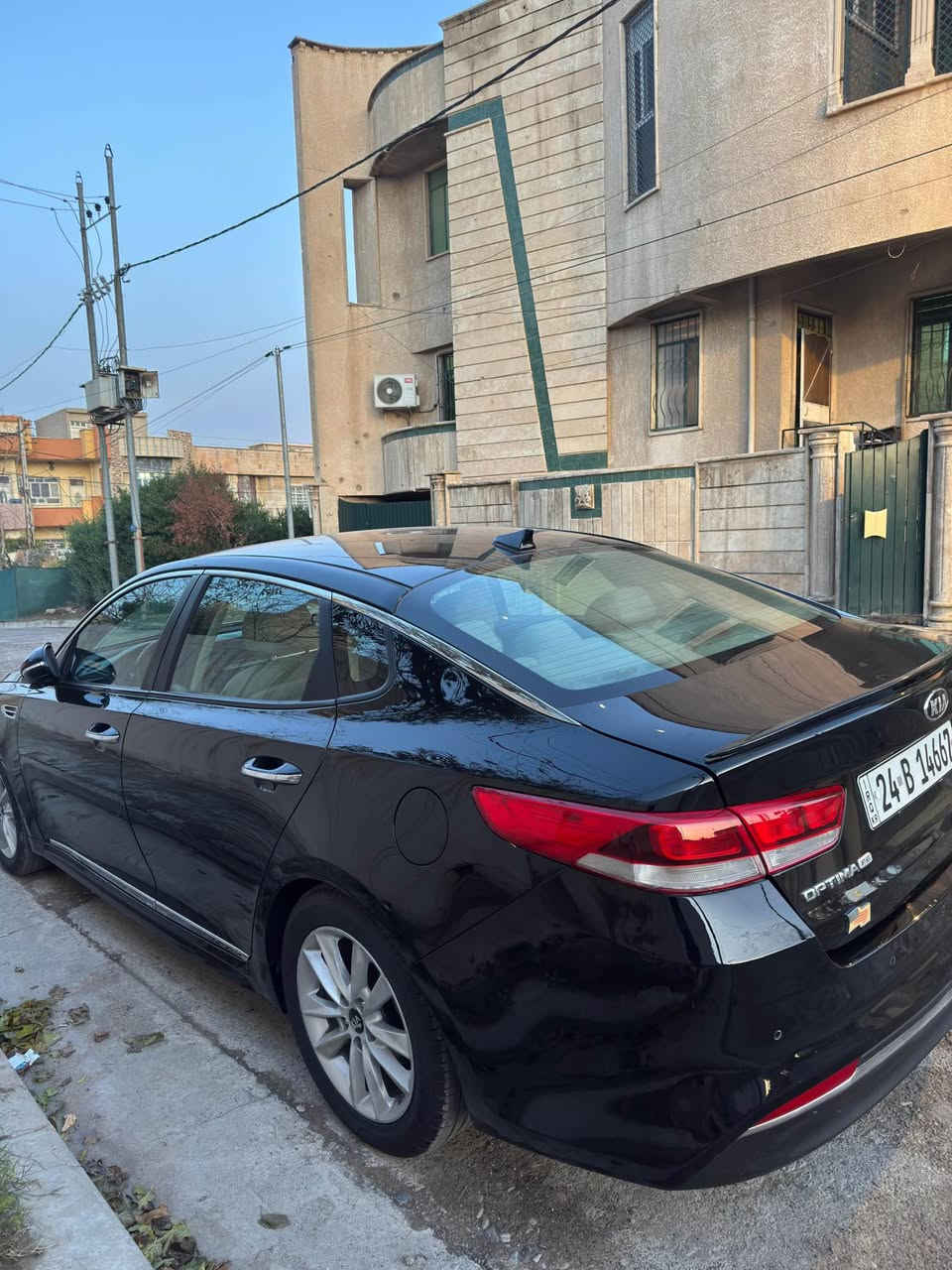 كيا اوبتيما 2016 
رقم دهوك مسطرة 
لون اسود
ماشيه 100 الف ميل
مواصفات S
ضررها بوند صبغ +تعديل بسيط بابين
ايرباك ستيرن مفتوح
محرك مفتوح 
 السعر 128 وبيها مجال
مكانها الموصل 
*********** موصل, نينوى
