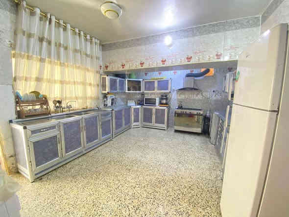 دار للبيع
الموقع :حي العسكري قرب جامع سيدنا الحسين
المساحة: ٢٨٠ متر  ركن وجه ١٤ نزال ٢٠
طابقين ٦ غرف نوم + استقبال +صالتين +حمامين +مطبخ
كامل يباع مع الأثاث كما موضح في الصور
السعر ٣١٠ مليون مع الأثاث
للإستفسار مراسلة الصفحة أو الاتصال على الرقم التالي ***********
