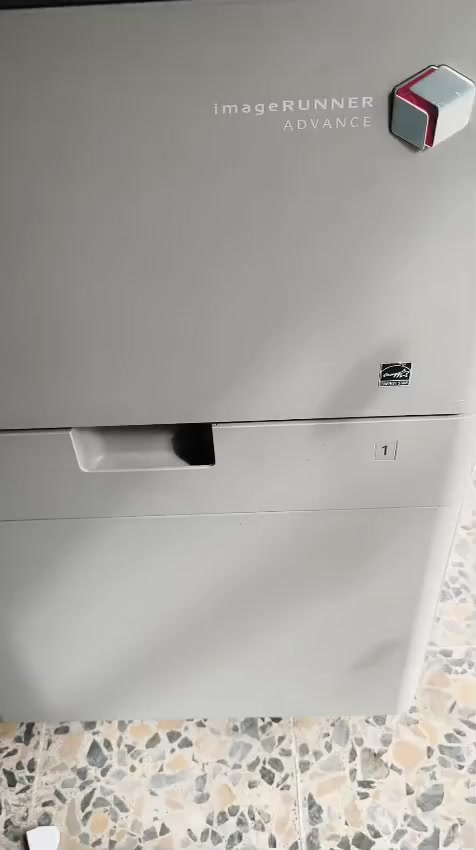 للبيع جهاز استنساخ تصفيه محل لعدم التفرغ له Canon c250i
مواصفات الجهاز 👇👇
جهاز استنساخ استخدام اوربي  
🎊 حبر باودر
🎊استنساخ طباعه// ملون وعادي//
🎊سكنر ارشفه
إليك أبرز المواصفات التقنية للجهاز:
1. الأداء والسرعة
سرعة الطباعة والنسخ: تصل إلى 25 صفحة في الدقيقة (ملون وأبيض وأسود) للقياس A4.  
وقت خروج أول نسخة: 8.4 ثانية (أبيض وأسود) و10.5 ثانية (ألوان).  
دقة الطباعة: تصل إلى 2400 \times 600 نقطة لكل بوصة (dpi).  
2. المواصفات الفنية (العتاد)
الشاشة: شاشة ملونة تعمل باللمس مقاس 7 بوصات (17.8 سم) قابلة للإمالة.  
المعالج: بسرعة 1.66 جيجاهرتز.  
الذاكرة (RAM): 2 جيجابايت.  
القرص الصلب (HDD): 160 جيجابايت (المساحة المتاحة للاستخدام 80 جيجابايت).  
3. التعامل مع الورق
سعة الورق القياسية: 650 ورقة (درج سعة 550 ورقة + درج يدوي سعة 100 ورقة).
السعة القصوى: يمكن زيادة السعة لتصل إلى 2,300 ورقة عبر إضافة أدراج إضافية.  
الطباعة على الوجهين (Duplex): متوفرة تلقائياً كخيار قياسي.  
وزن الورق المدعوم: من 60 إلى 220 جرام.  
4. المسح الضوئي (Scanning)
السرعة: تصل إلى 25 صورة في الدقيقة (أحادي وملون).
المميزات: إمكانية المسح الضوئي والإرسال المباشر إلى البريد الإلكتروني، المجلدات المشتركة، أو USB.
5. التوصيل والبرمجيات
المنافذ: USB 2.0، ووصلة شبكة Ethernet (1000Base-T).  
لغات الطباعة: تدعم UFRII وPCL5e/6 وAdobe PostScript 3.  
التوافق: متوافقة تماماً مع أنظمة Windows وMac، وتدعم الطباعة من الموبايل (عبر تطبيقات Canon).  مع. ميز. غير مستخدم    .


**إذا كنت صاحب هذا الإعلان وتريد حذفه لأي سبب، رجاءا أرسل رسالة إلى الدعم الفني**