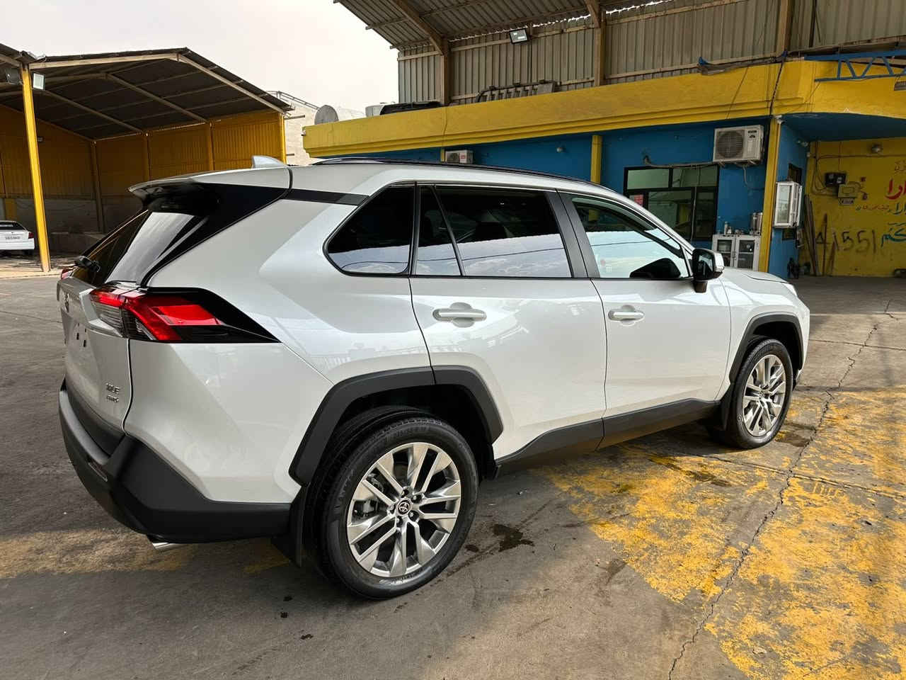 السلام عليكم للبيع تيوتا RAV4 موديل 2024 رقم اربيل تحويل وكاله اني حاضر 
السياره فول مواصفات xle بريميوم جديده السياره ماشيه 25 mi فتحه ودبل بصمه وضعيات قياده ورادارات كشنات جلد كشن كهرباء صندوق كهرباء وكلشي بيها فول فول السياره حادثها نص جاملغ خلفي صبغ وباب تبديل ارباك برده فقط مكانها حالين بغداد حي الجهاد  وشكم يوم وتتواجد باربيل السعر 295 وبيها مجال ***********
