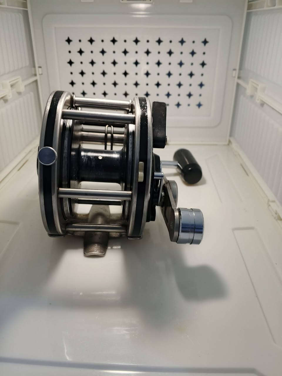 السعر //55 الف /// التوصيل 5
نظام براءة الاختراع: الماكينة مسجلة ببراءة اختراع أمريكية برقم (U.S. PAT. NO. 3.870.935)، بالإضافة إلى براءات اختراع في دول أخرى، مما يؤكد جودة التصميم الهندسي الفريد لها.
-------------
المواصفات :
1-النوع والماركة: ماكينة صيد ريوبي (Ryobi)، من طراز Ocean Master  60C .
2-بلد الصنع: صناعة يابانية (Made in Japan)، وتعتبر من الفئات الكلاسيكية القوية والمتينة.
3-التصميم والهيكل: * هيكل معدني قوي مع أغطية جانبية مقاومة للظروف البحرية القاسية.
4-التصميم "بكرة عرضية" (Conventional Reel) مخصص للصيد في المياه العميقة أو الصيد من القارب (جر أو تسقيط).
5-نظام المقبض: ذراع تدوير أحادي قوي مع قبضة بلاستيكية كبيرة مريحة لليد، مما يوفر عزم دوران عالي عند سحب الأسماك الكبيرة.
المميزات التقنية:
1/مزودة بمفتاح تشغيل/إيقاف لمنبه السحب (Clicker) الموجود على الجانب.
2/نظام سحب (Drag) قابل للتعديل للتحكم في قوة خروج الخيط.
3/بكرة داخلية واسعة تسمح باستيعاب كمية كبيرة من خيوط الصيد السميكة.


**إذا كنت صاحب هذا الإعلان وتريد حذفه لأي سبب، رجاءا أرسل رسالة إلى الدعم الفني**