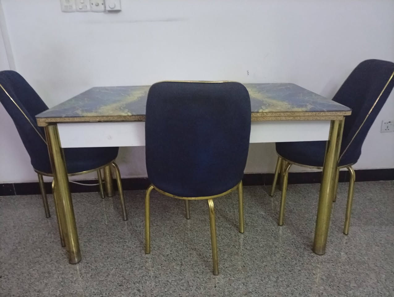 ميز بي اضرار بسيطه
4 كراسي واحد رجله مكسوره يحتاج فقط لحيم 
السعر 50 مكانه الكريعات


**إذا كنت صاحب هذا الإعلان وتريد حذفه لأي سبب، رجاءا أرسل رسالة إلى الدعم الفني**