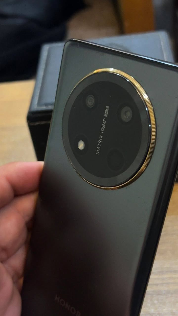 سلام عليكم ورحمة الله
جهاز   HONOR X9C
استعمال قليل ومع جميع الملحقات

المميزات
1- ذاكرة عشوائية (RAM)  12G
2- ذاكرة الخارجية 256G
3- الكاميرا (MATRIX)  108MP
4- البطارية    6600mah
5- المعالج   SNAP DRAGON  6GEN
6- دبل شريحة 
7- يدعم الشريحة الالكترونية (esim)
8- اندرويد اخر اصدار
9- الكامره 108MP تصوير احترافي
10-مقاوم للكسر الحراره والماء
الجهاز شرط شخط مابي. 
*سعره 350 الف
*مكاني كربلاء حي النصر قرب محطة السلطاني
***********
