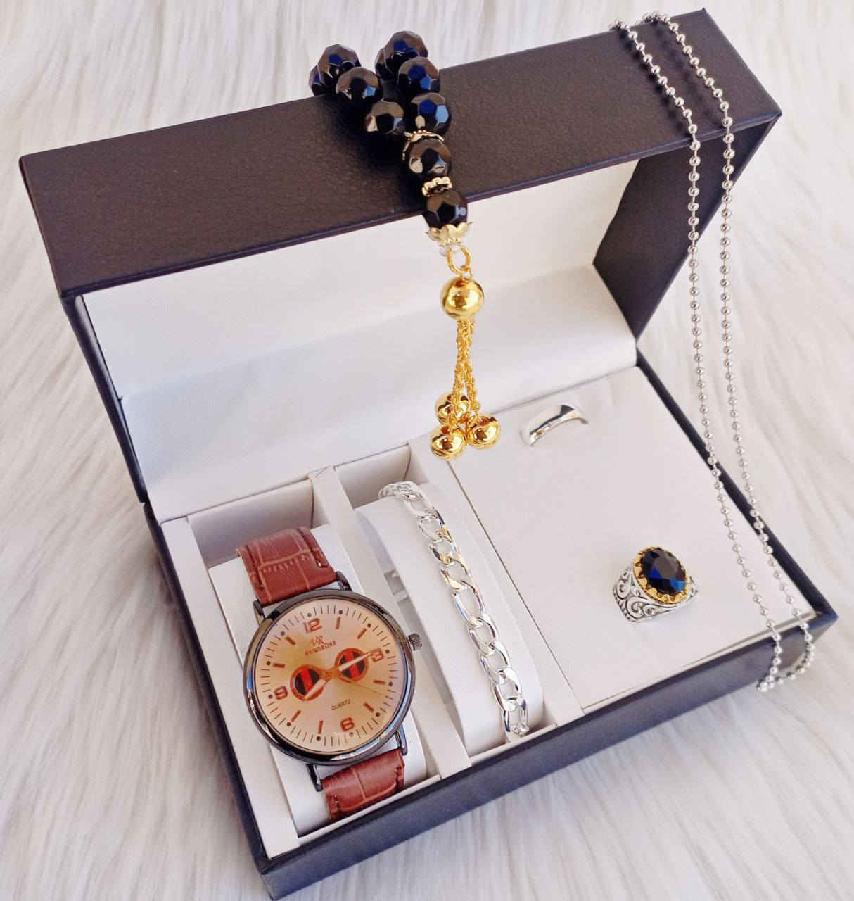 #عروض
#هدايا #عيد_الحب🔥👇
اجمل الهدايا رجاليه ونسائيه 🎁
ســعر السيت ب 10 الـف 😍
والتوصيل 5 لجميع المحافظات❤️‍🔥
للحجز والاستفسار مراسلة الصفحة 
اذا مو نفس الي بالصورة توصلك (لا تستلمها) 
ملاحظه: العلبه للعرض يجي السيت بعلبه هدايا حجم صغير ✨
واذا نفس العلبه سعر يختلف 💖 
للاتصال ***********
واتساب ***********
