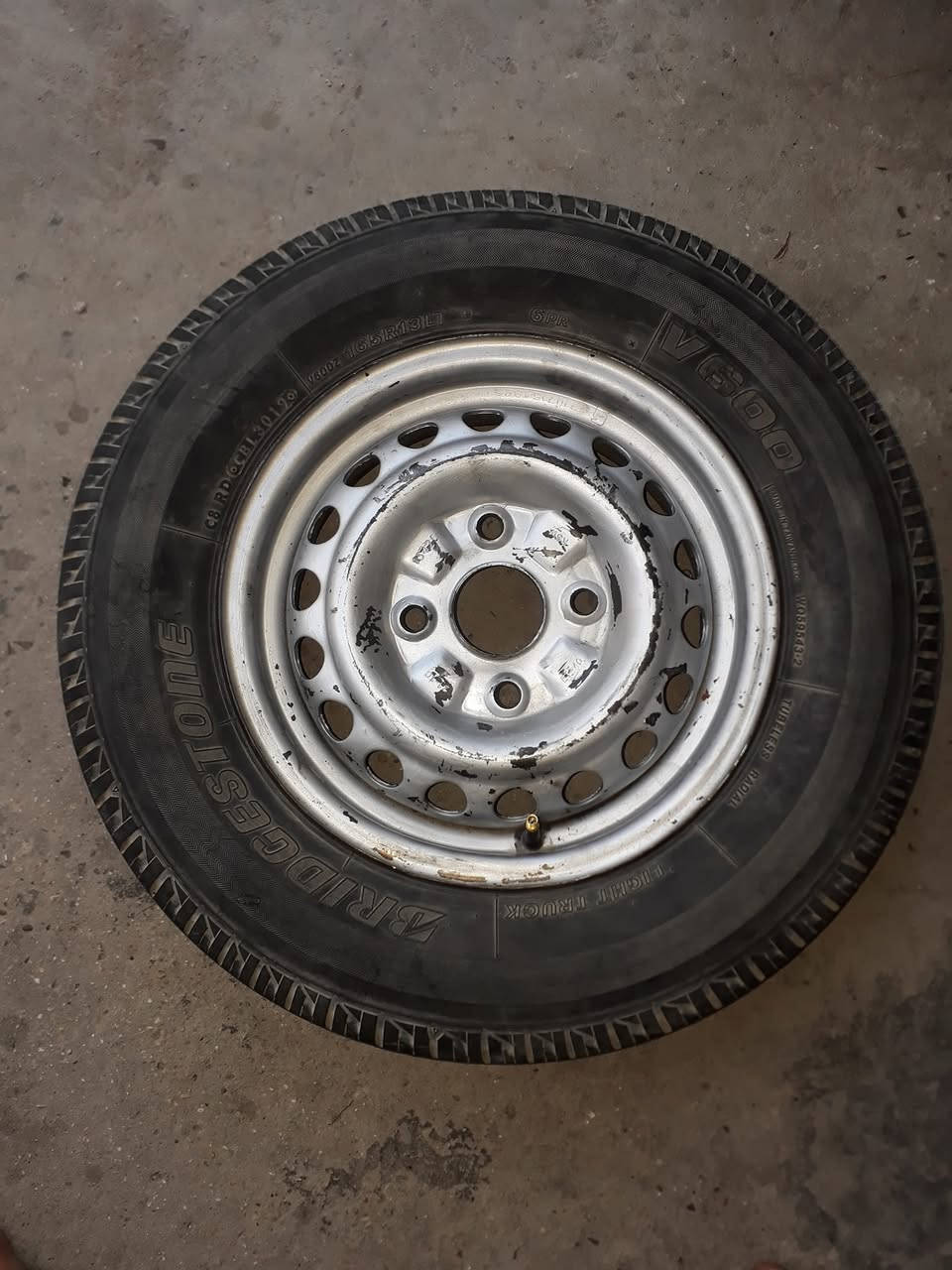 ويل حجم ١٥ اربع براغي والتاير النظافة 70% حجم R13 × 165 للبيع السعر 25 الف دينار العنوان بغداد الخطيب قرب مركز الشرطة للاتصال واتساب *********** توصيل ماعندي .
