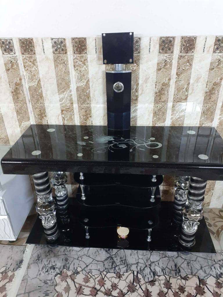 ميز بلازما العدد 2للبيع نظيف مابيه اي شيء ميز اسود وميز ابيض المرسلة على الرقم  ***********
