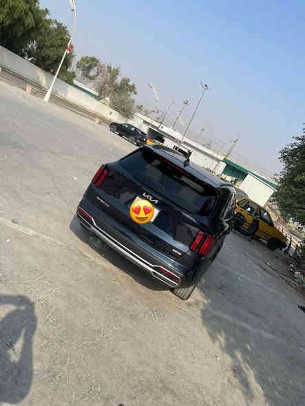 للبيع سورينتو موديل 2024 هايبرد اعلى فئة (بلك ان ) SX pristage, اعلى فئة بالسورينتو ، هاي الفئه تعتبر سيارتين بسيارة وحده، سيارة كهربائية + سيارة بنزين / هايبرد، بمحركهه الطبيعي واللي هو 4 سلندر،
السياره بالاضافه إلى الطريقه التقليديه واللي هيه الشحن من المحرك، تجي شحن خارجي تكدر تشحنهه بالبيت تمشيك مايقارب 50 - 70 كيلو متر،

= مواصفات السياره ،

= بانوراما
= دفع رباعي
= ٤ وضعيات قيادة   
= حجم المحرك 1600 تيربو. زائدا قوة المحركات = الكهربائيه يعطي قوة أكثر من 261 حصان. 
= كير موس 
= بصمة                          
= تشغيل عن بعد
= هاند بريك بصمه 
= فتح الصندوق كهرباء ذكي عند الاقتراب  
= ‏AIRBAG عدد 10                          
= لايت عدسات زنون  + LED
= كشافات زينون                                      
= بك لايت LED
=مقود جلد + تدفئة 
= شفتات ستيرن .                      
= عدد المقاعد 7 رئاسي 
= مقاعد امامية كهرباء 
= مقاعد اماميه خلفيه تدفئة
= الكراسي جلد بلادي لون ابيض                                                                  
= حساسات امامية 
= حساسات خلفية 
= تبريد لمس 
= شاحن موبايل وايرلس                          
=اشاير بالمري والمري قابلة للطي. 
= رقم السياره / بغداد مشروع وطني. 

= حادث السياره ،
تعديل جاملغ يسار بارد وجزء بسيط صبغ من بنيد . واللي يحب صور الحادث والتصليح بالمنشور. متواجد وتس اب وتدلل 
سعر .270$
.
مكان السيارة بغداد / اليرموك 
رقم صاحب سيارة ،
*********** بغداد
