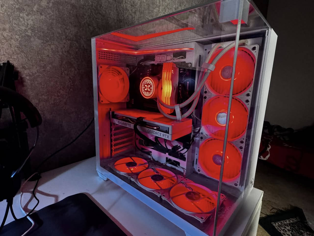 🔥 للبيع Setup Gaming كامل بحالة ممتازة – استعمال 9 اشهر
‎للبيع جهاز ألعاب قوي + كامل الإكسسوارات، نظيف جداً وبدون أي مشاكل.
‎الشاشة تم استبدالها قبل شهر بنفس النوع (جديدة ).

‎💻 **مواصفات الجهاز:**
‎• لوحة أم: GIGABYTE B550M K
‎• معالج: AMD Ryzen 5 5600X
‎• كرت شاشة: GIGABYTE RTX 4060 EAGLE OC ICE 8G
‎• رام: 32GB (8×4) T-Force 3600MHz RGB
‎• تخزين: Lexar M.2 NVMe 1TB
‎• مزود طاقة: 650W
‎• تبريد مائي 360mm
‎• كيس أبيض Arctic

‎🖥 **الشاشة:**
• GIGABYTE G27F2 ( 170 hz ) (مستبدلة قبل شهر)

🔋 **UPS:**
• FSP Champ 1KVA

‎🎮 **الإكسسوارات:**
‎• يد تحكم Xbox أصلية (عدد 1)
‎• كيبورد Bloody S98 Red Switch
‎• ماوس Cooler Master MM710
‎• هيدست ASUS Gaming
‎• مكتب 180 سم × 70 سم (6 جرارات – لون أبيض)
‎• كرسي مكتبي أسود ماش

‎🎯 الجهاز يشغل جميع الألعاب الحديثة بأداء ممتاز على 1080p و 2K.

‎💰 السعر المطلوب: 1,750,000 بيها مجال بسيط جداً
‎📍 البيع للجادين فقط
‎ملاحظة ؛ (( البيع شامل البيسي و باقي الملحقات ))

‎للتواصل خاص.


**إذا كنت صاحب هذا الإعلان وتريد حذفه لأي سبب، رجاءا أرسل رسالة إلى الدعم الفني**