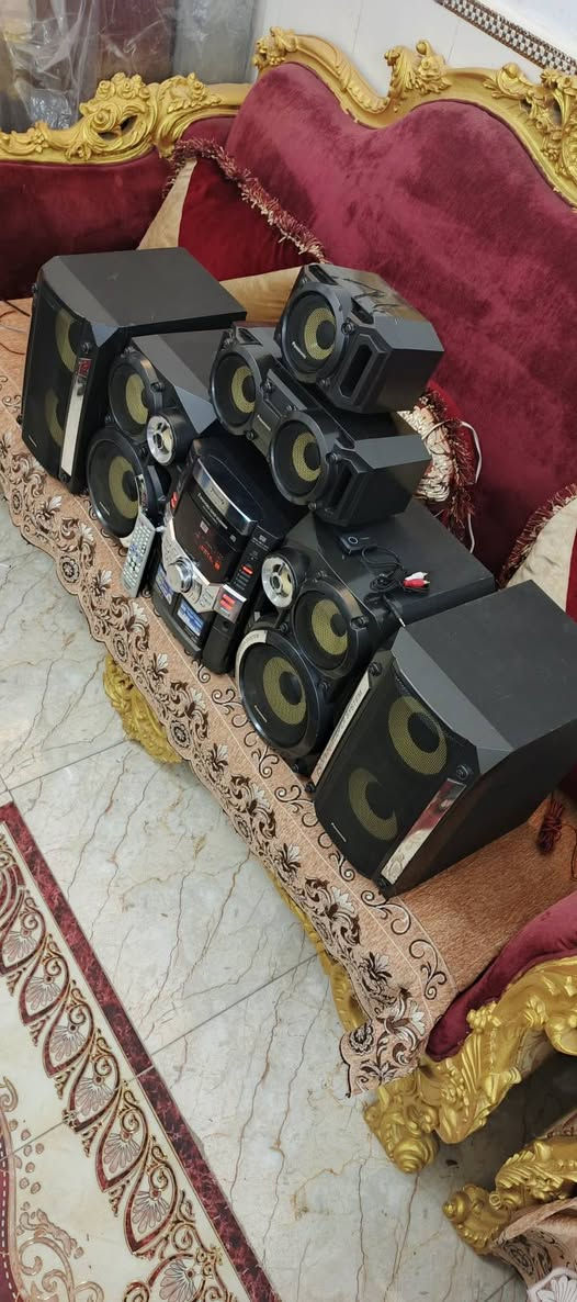 السلام عليكم .
اليكم تحفة السيستمات الحديثة والفاخرة .الجهاز العملاق من شركة باناسونيك . موديل .SA-VK90D..النظافة ممتازة جدا جدا .
استيراد وكالة الكويت  .
الجهاز يخرج 9 خطوط للسماعات بمؤثرات صوت مسرحي محيطي ..السماعات ٣ واي ام الخطين .وسماعات الدمام مزدوجة يعني ٤ سماعات تضخيم خير من الله .نقص بس السماعة الصغيرة فوق الجهاز .
القدرة الكلية للجهاز 7000 واط PMPO .او  600  واط RMS حقيقي .
جهاز بلادي ما مفتوح نهائيا و شغال بالكامل  . المواصفات :
مشغل جميع اقراص عدد ٥ اقراص جينجر
 DVD و CD و MP3 .يعرض صورة و صوت .
دبل كاسيت مسجل . اثنينهم قلابات يشتغلن وجهين مع خاصية التسجيل عالكاسيت من القرص او الاواكس .
 ادخال اواكس لربط النقال او الشاشة او اي جهاز اخر .ويدعم ربط بلوتوث خارجي عالاواكس .
راديو باحث AM + FM .مع خزن قنوات مفضلة 
فيشة ادخال لربط لاقط مايكرفون مع تحكم بالصوت 
مع تحكم كامل بالصوت من ايكولايزر و ساوروند و سوبووفر البيز مع خاصية البيز المضاعف .
XBASS 
اخراج صوتي LINE OUT  ممكن تربطه مع الاجهزة الصوتية الاخرئ .
ملحقات الجهاز ريمونت تحكم وبلوتوث خارجي .
ما يحتاج اتكلم عن شغله وصوته المواصفات و قدرة الصوت تكفي .
اي استفسار والمراسلة عالخاص حصرا رجاءا او الرقم *********** البصرة .موجود توصيل شركة .
