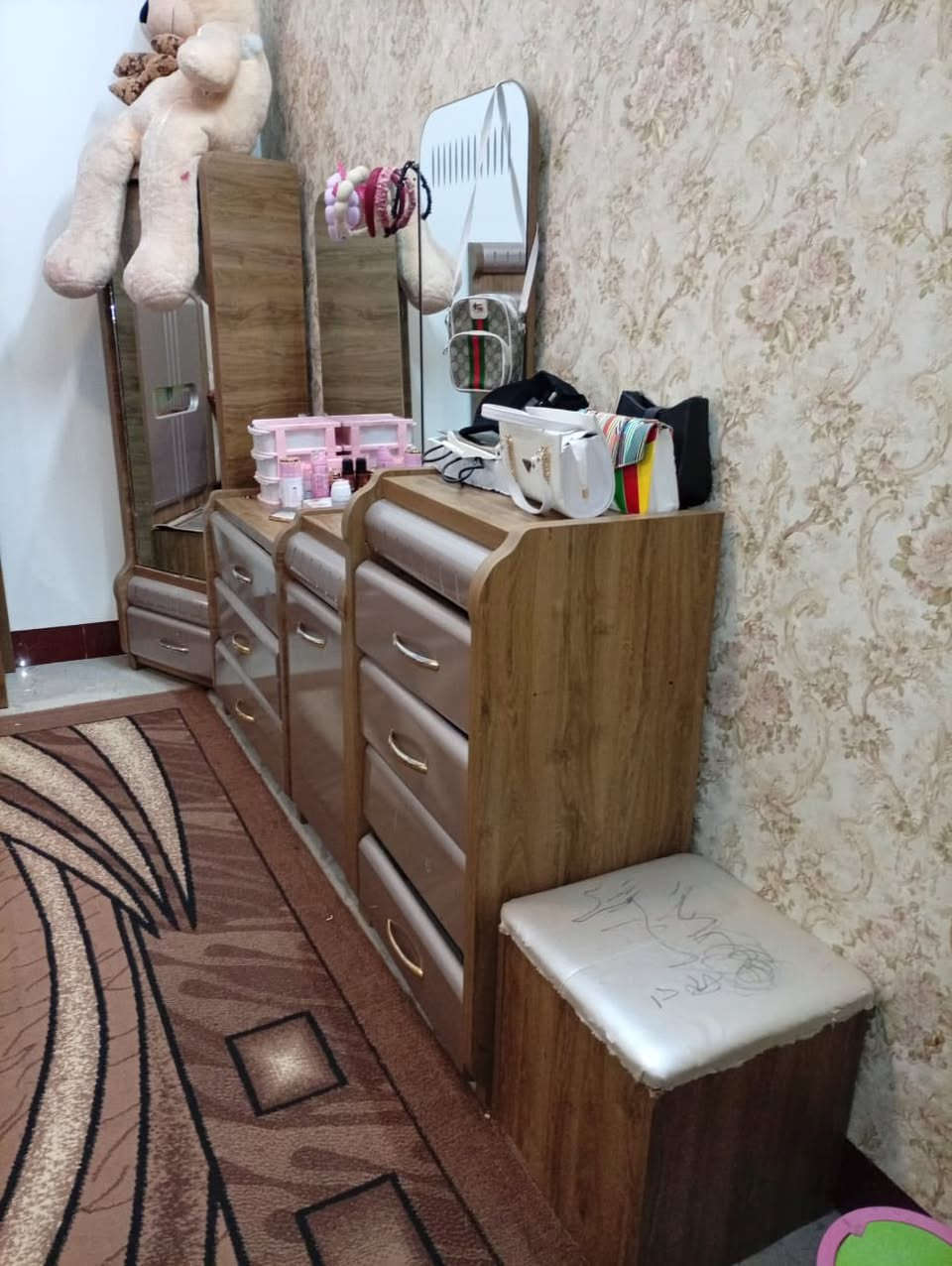 غرفه تركيه للبيع غرفه حلوه وجديده بس بيهه ملاحضات سعر ٨٠٠رقم هاتف ***********
