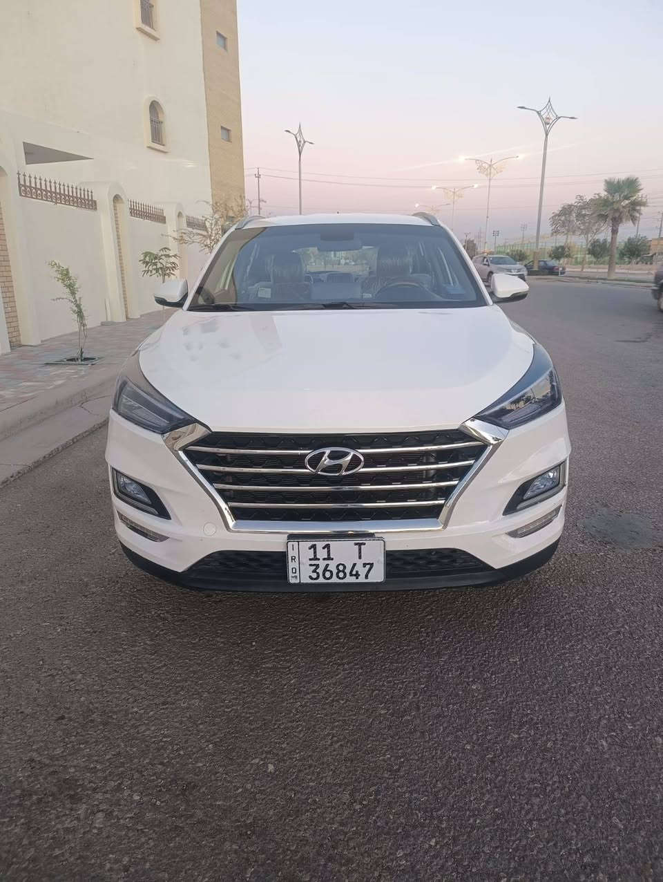 السلام عليكم ورحمة الله وبركاته
للبيع: هيونداي توسان الرقم بغداد خليجي موديل 2020
المواصفات:
 • محرك 2000 
 • حساسات أمامية وخلفية
 • تشغيل بصمة مع دخول ذكي
 • مرايا جانبية كهربائية قابلة للطي
 • تحكم بالستيرن
 • تبريد قطعتين (أمامي وخلفي)
 • كاميرا خلفية
 • مثبت سرعة
•العنوان : كربلاء  
. السعر 188
 الاتصال:***********
