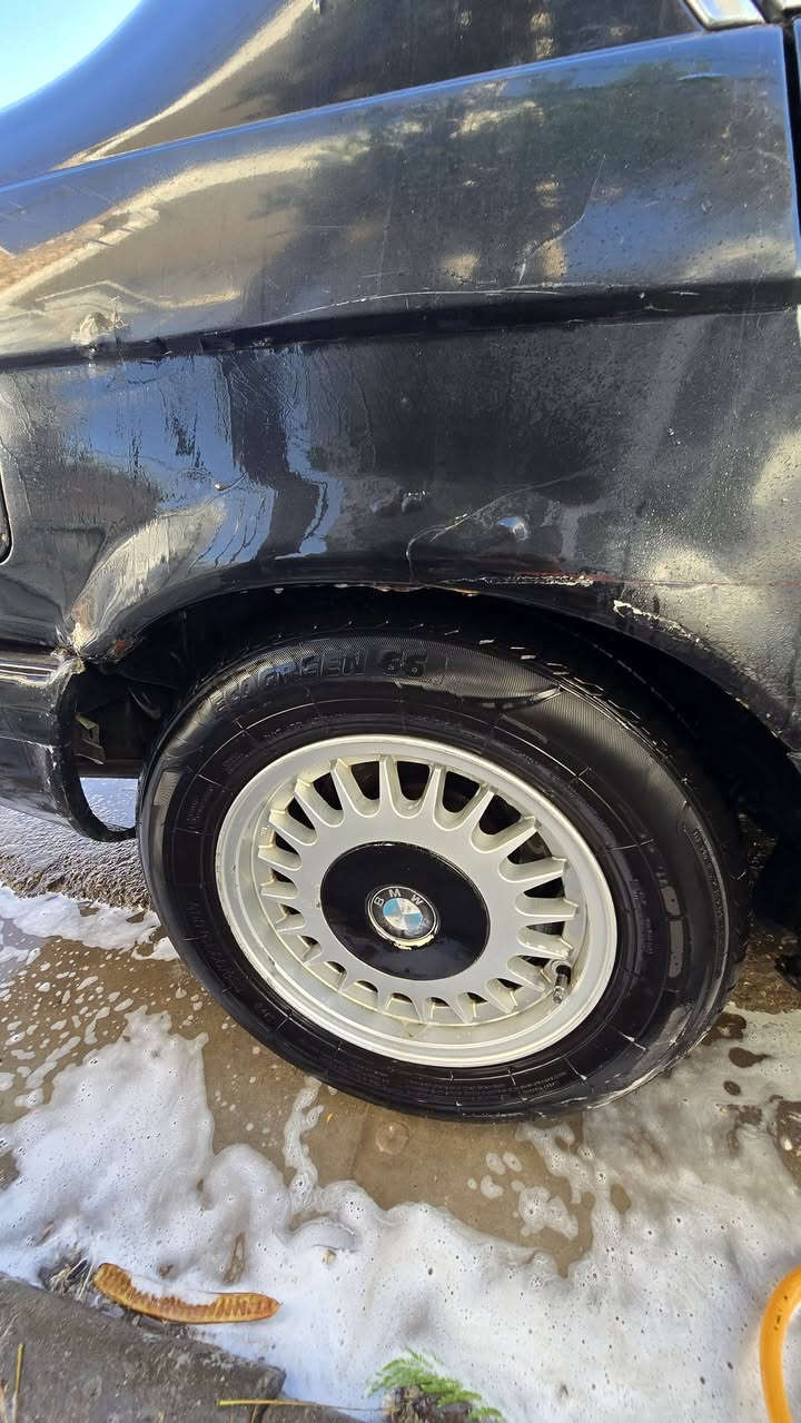 ​🚗 للبيع: بي ام دبليو الفئة السابعة (BMW 700 Mod 92) 🚗
⚙️ المحرك والـكير: بطة 300 (كارتون، بضمان ترايك وين ما تريد).

​⚡ الكهربائيات: تحويرة حلوة ومضبوطة، والفتحة شغالة 100%.

​📑 السنوية والورقيات: السنوية باسمي ومجددة لغاية 2029، وباقي بس استلام الرقم الإنكليزي الجديد.

​🛠️ القطع المستبدلة حديثاً (كولشي جديد): 

​سلف وباتري جديد.

​بلكات ودسكات جديدة.

​بخاخات وفيت بمب جديد.

​دواخل السيارة بحالة الوكالة (جديدة ونظيفة).

​🔧 النواقص: تحتاج فقط حدادية صدر وترتيب البجم. وتبريد 

​📍 التفاصيل التجارية والتواصل:

​📌 الموقع: النجف الأشرف - حي السلام.

​💰 السعر: 22 ورقة 

​📞 رقم الهاتف: [***********]

​ملاحظة: السيارة جاهزة ومكفولة من الأمور الأساسية،
