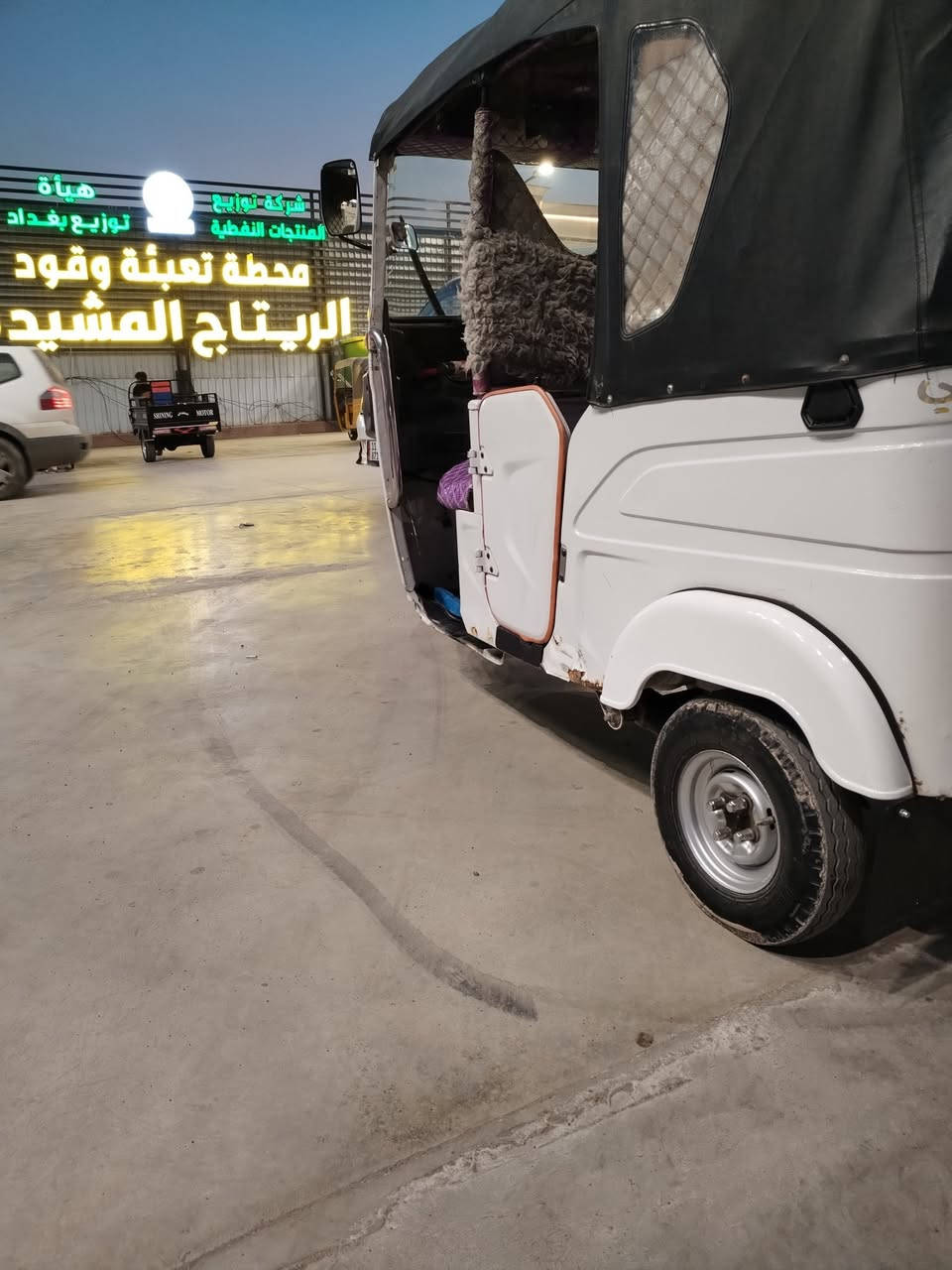 سلام عليكم تكتك 21 شهر 9 رقم بغداد مكفوله بيهة بس شخط بل لغد ولخياسات ما معمره  دوشمه غرفه كامله مكان بغداد البلديات الرقم ***********
