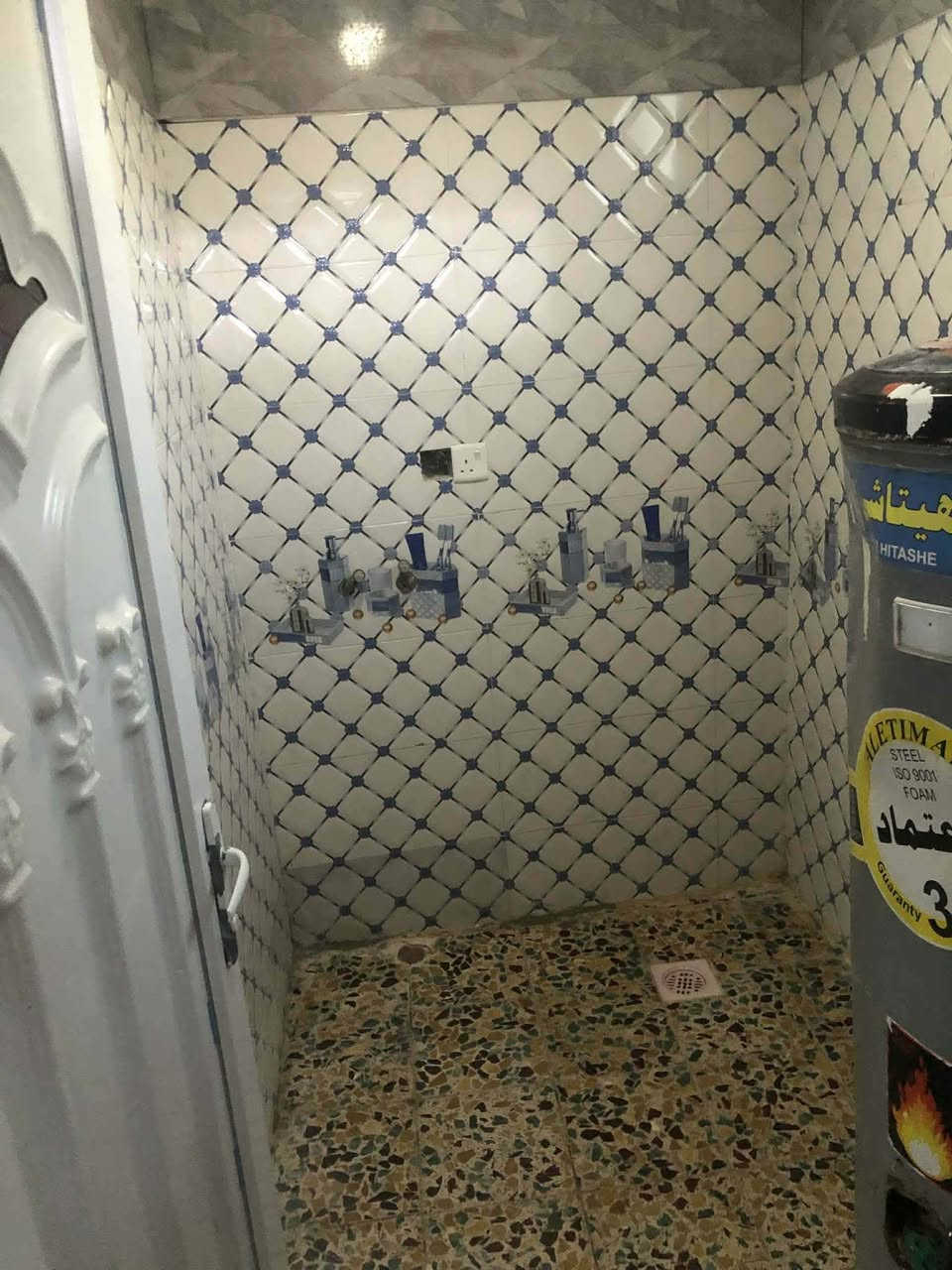 شقه للايجار بحي عدن قرب السوك غرفتين و حمامات وهول و مطبخ السعر (٢٥٠) *********** /***********
