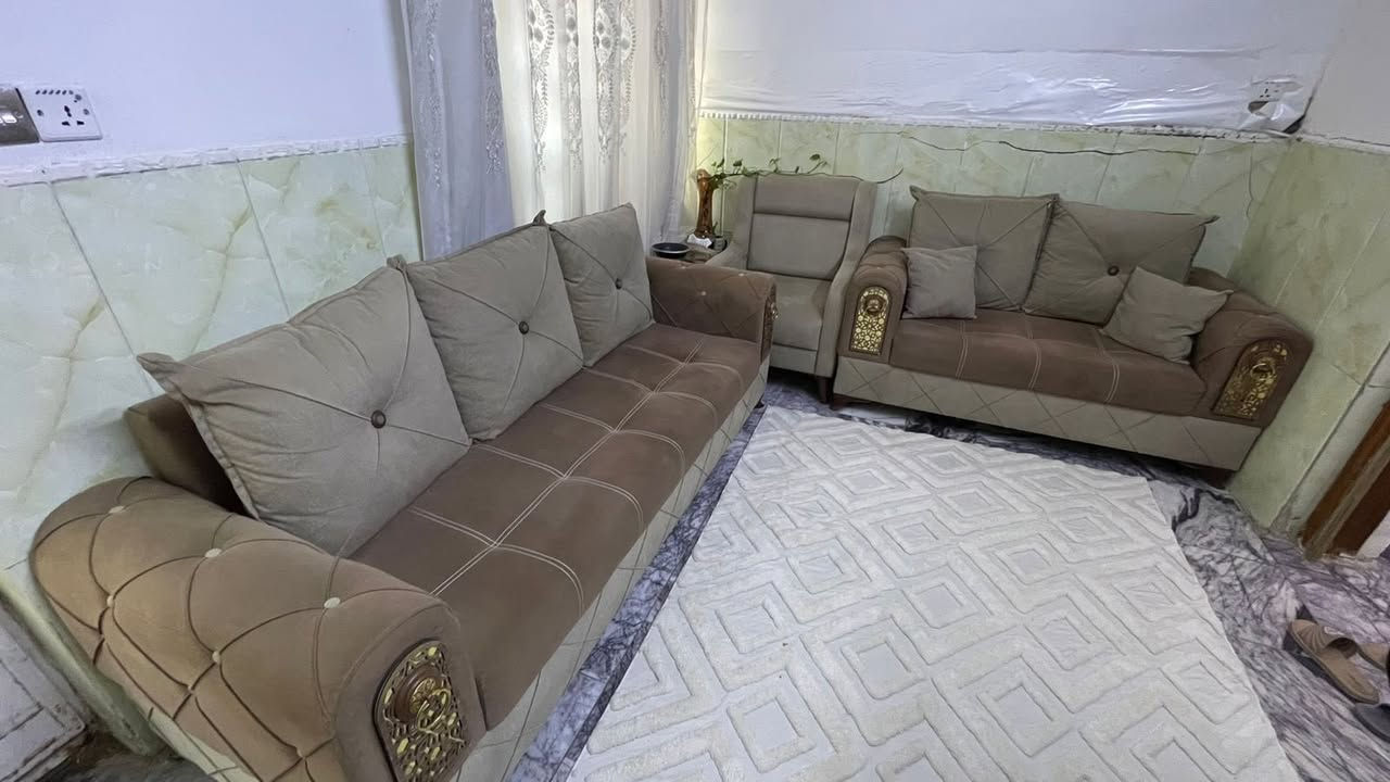 السلام عليكم قنفة ٦ مقاعد نظيف جدا جدا قماش وتر بروف ضد الماء مكانه الكاظمية السعر المطلوب ٢٥٠ الف دينار للاتصال 
***********
