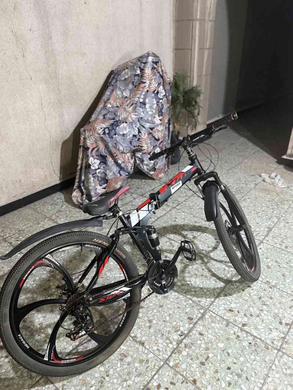 بايسكل سبورت مرتب كلش ونظيف وكلشي شغال شكله حلو وسبورت وتكدر تطبكة والويل مالته حلو وتاير رفيع وبريكات زينة اخو الجديد ومرغوب جدا قياس 26 
رايده ب 130 وبيه شويه مجال للطيبين
للي مهتم يتواصل ويايه واتساب او رصيد على الرقم *********** 
مكاني بغداد حي العدل 
موجود توصيل لكن غير مسؤول عن البايسكل اذا صارله شي بالتوصيل الافضل تجي تاخذه
