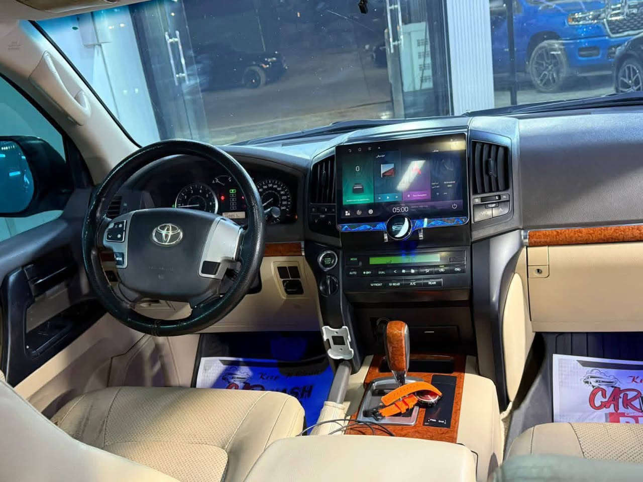 وين اللي يدور زيرووو بريحة الشركة
لاندكروز مونيكا موديل 2013 بريم
ماشية 152 الف حقيقي 
فول مواصفات 
بيها ربع جاملغ خلفي صبخ 
جاهزة كير مكينة شرط 
مكان السيارة بغداد 
للاستفسار ***********
