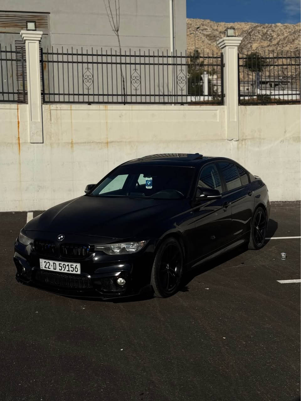 Bmw f30 320i 2017 
                            السلام عليكم
 البيع و مراوس ب رقم  شمالي F30 BMW موديل 2017 حجم 320 توين تيربو 🚀 سيارة وارد امريكي داخله كلين صار حادث بالعراق حادثه بنيد و نص جملوغ صبغ سيارة بدون دواخل كفاله شاصي ولغد رقم اربيل جديد 
مواصفات 
بصمة/محرك ٤ سلندر توين تيربو/كير ٨ نمر/مكفولات/
تبريد قطعتين/سلايت/مراية داخلية+ الجانبية عاكسة/
تحكمات ستيرن/داخل جلد كهرباء+ميموري/شاشة صغير/ 
 نظام قيادة/طبيعي/سبورت/يكو برو/دعامية امامي خلفيM/
مراية باتمان/ ويالة M / حساسات خلفية/ماشيه km ١٢٤/صدر امامي خلفي جديد/ 
ايرباك ستيرن طاك/غرامات ٣٨٠ الف
#السعر ::152$
#رقم الهاتف*********** فايبر/واتس ئاب
 #رقم السيارة : اربيل
#مكان السيارة :دهوك دهوك, العراق
