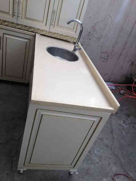 للبيع كاونتر ملكي 3 قطعه قياس 3 متر ونص الكاونتر وسنك قياس مترين الابواب خشب داخل  كامل مرمر ويا طباخ و مرشحه و فرن ***********
