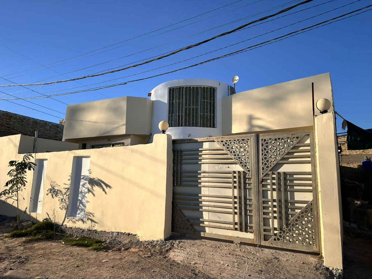 يعلن مكتب الفرات
كراج،سياره بصف بيت مساحه 350متر سعر 75وبي مجال 

بناء ممتاز// اساس وسقف صب 
طابوق 🧱 جمهوري

ملاحضه البيت مشمول بتطويب 

كل الخدمات موجوده 
مدارس 🏫 سوق #

مقابل  قرية الغدير #مكتب_الفرات عامود 301بظبط

*********** عنوان نجف
