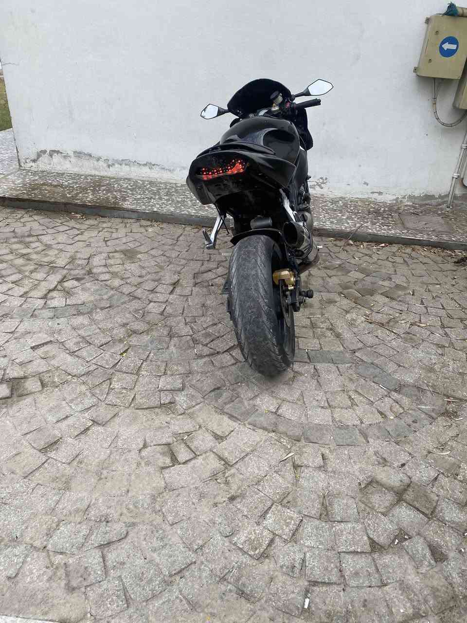 كاوسكي 2004 للبيع  جيب فيتر وافحص دراجه عليها ادامه كامله من طول لطول قبل يومين مكملها السعر 26 
 متواجد واتساب وع رصيد فقط ***********
