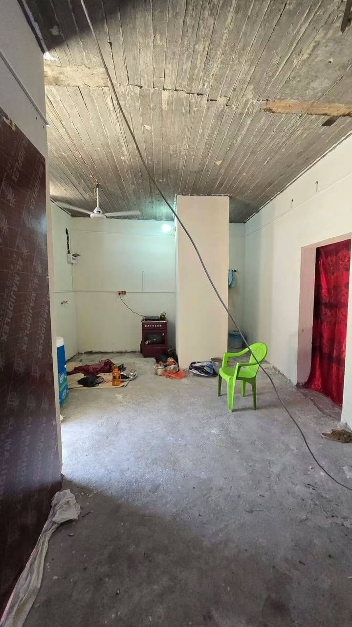 يتوفر الدينا بيت للبيع في ابي الخصيب حمدان قريب من شارع مركز حمدان وقف سني ثاني يوم يسجل مساحة البيت 100 م مربع 10في10 يحتوي على 2غرف منام وصاله مطبخ وكراج وصحيات سعر البيت 33مليون أو وقابل اللتفاوض إلا ستفسار رقم الهاتف *********** بيت جاهز للسكن منطقة متكاملة جميع الخدمات
