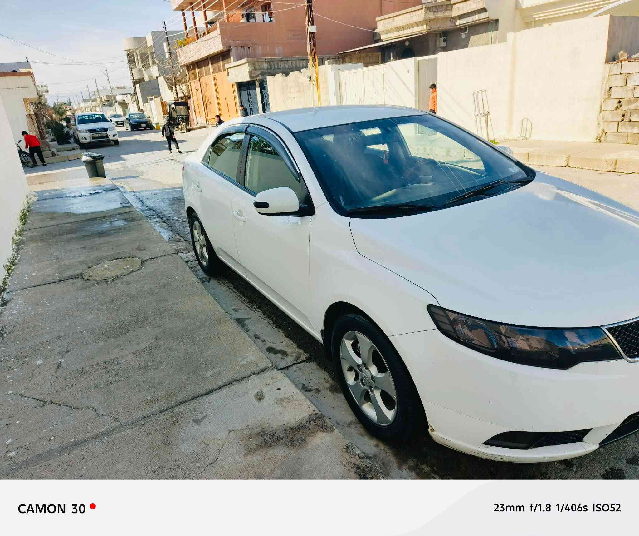 به ناوى خواى گه وره 
كيا سيرا تؤ 2011سی جی پەلە بویاخی هە یە دە رگای دوای سەکن چە مە لە خی دوای سە یاق بستیک لە دوسیە ی بویاخە کارتیکی لە دە رگای سە یاقه هە یە 3بو4جی ساردە کوت هە یە دیانیە پیوە نازانم کویە تی.سە یارەکە زور جوان ماوە تە وە ویە ک دیناریمە سروف نیە تازە ڕونی گیرو مە کینە شی گۆراوە مە کینە و گیری بە شە رت سە نە وی تا مانگی 7/2026  ما لى دؤسته ته حويل به شه رت
*********** رانية, السليمانية
