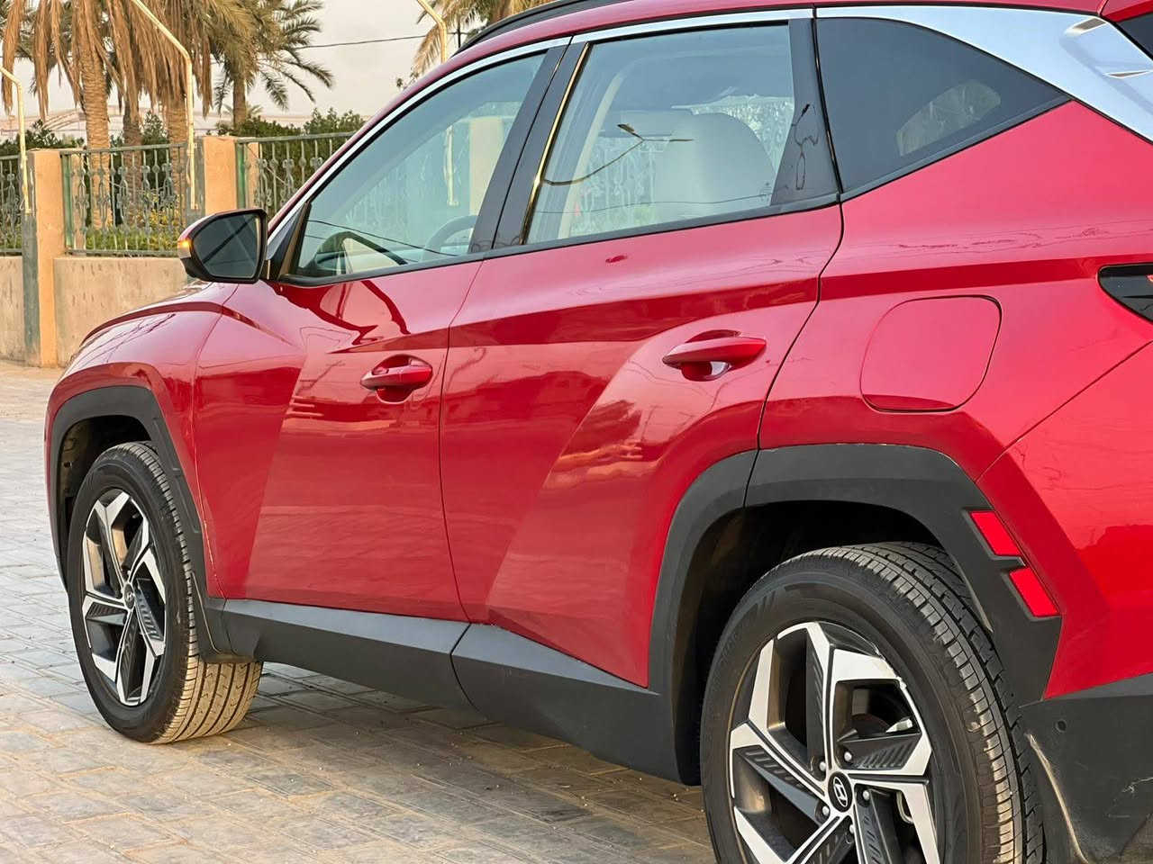 سلام عليكم  توكسان موديل 2023 لبيع او مراوس
السيارة فول فول  1/1 مواصفات 

1.رادارات أمامية+خلفية

2.حساسات أمامية+خلفية

3. اربع كاميرات 360درجة

4.اشاير بل مري +مري كهرباء 

5.عدسات زينون ليد 

6.جنطة كهرباء 

7.تشغيل عن بعد

8.تحريك السيارة للامام +الخلف عن طريق البصمة 

9.كشنات جلد لون أوف وايت مميز 

10.تدفئة المقاعد الخلفية 

11.تدفئة +تبريد المقاعد الأمامية

12.هيتر ستيرن

13.خزن ميموري

14.كشن السائق +الصدر تحكم كهرباء بل كامل 

15.سماعات الشركة العالمية BOOS

16.مانع انزلاق 

18.تحديد مسار 

19. قيادة ذاتية

20.مثبت سرعة

21.شفتات ستيرن

22.اربع مودات قيادة 

23.شاشة عدادات كهرباء +تغير شاشة العدادات حسب مود القيادة 

24.السيارة بصمة

25.سايد بريك بصمة

26.أوتو هولد

27.گير دگم

28.نضام LOCK 

29.نضام نزول المنحدرات

30.شاشة حجم چبير

31.شحن لاسلكي 

32. منظومة تحكم التبريد بل كامل لمس

وبعد اكو هواي مواصفات ما مذكورة السيارة دخول جديد فحص مؤقت تترقم جميع المحافضات 

الضرر . موضح بل منشور الباب خلف السائق مصلح ما مبدل +الچاملغ الخلفي شبر بارد بل چاملغ بدون أيرباك غير هيج مكفولة كفالة عامة

السيارة لون احمر ملكي مميز مو عادي

للاستفسار و معرفة السعر ***********
