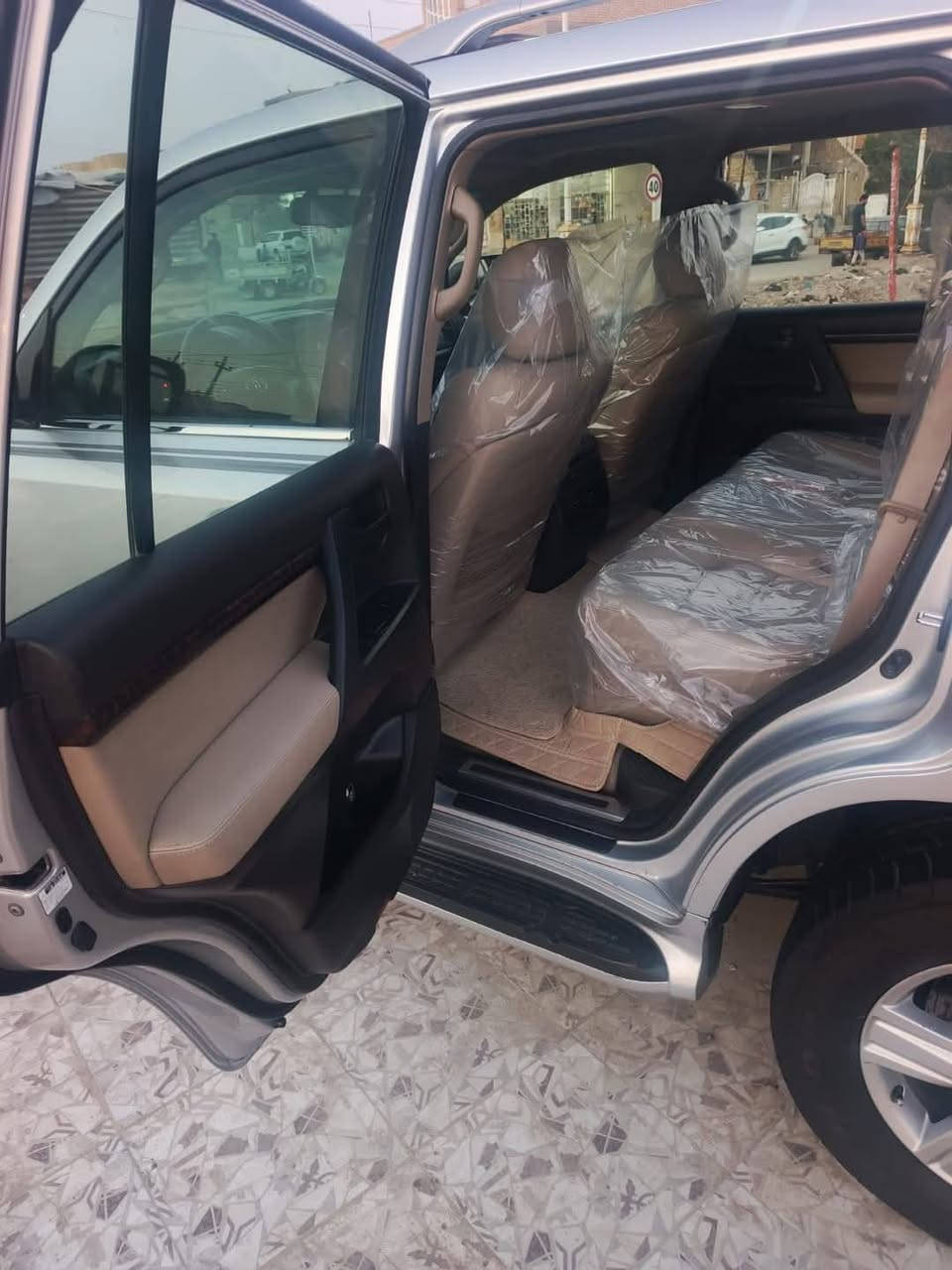 لاندكروز موديل 2011 رقم اربيل انكليزي ستينيه مكفوله كفاله عامه ماشيه 110 فول مواصفات عنوان ذي قار الناصريه مركز المدينة شراي يتصل او واتساب  ***********/***********
