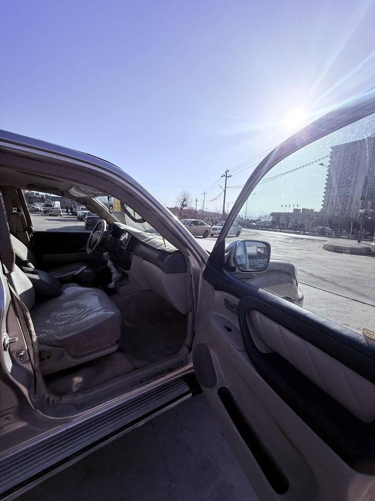 بەناوی خوای گەورە
مۆنیکا مۆدێل ۲۰۰۳ داشبوڵ بەرز
گێڕوو مەکینەی بیلاد لۆک لۆکە بەهەموو شەرتێک
سەیارەکە موزاهیدەیە کتابی لەگەڵە
سەیارەکە درع بووە لێکراوەتەوە هەنێک درعی پێوە ماوە
هیچ دەعمیی نییە بەشەرت
تەقەو ڕەقەی نییە
حیزام بۆیاخ نییە من بەحیزام ئەیفرۆشم
نوقسانی بەس ۲ دراین شەفتی پێشی ئەوێت
بەشەرتی گێڕوو مەکینەو ئەکسل و تەقەوو ڕەقەو  مووسو بڕاوەش 
لە سلێمانیم تکایە موشتەریت تێل بکە بە مسج نا
*********** السليمانية, العراق
