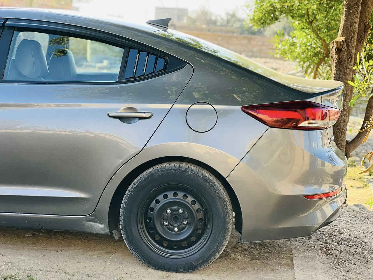 السلام عليكم
النترا 2018 رقم أربيل هزه وسنويه جديده تحويل مباشر تايرات وصدر جديد محرك 2000 وكير شرط بيها جاملغات اماميه والبونيد صبغ وبيها مكانات اخرى صبغ السعر 120 وبيها مجال / *********** مكاني اسديره
